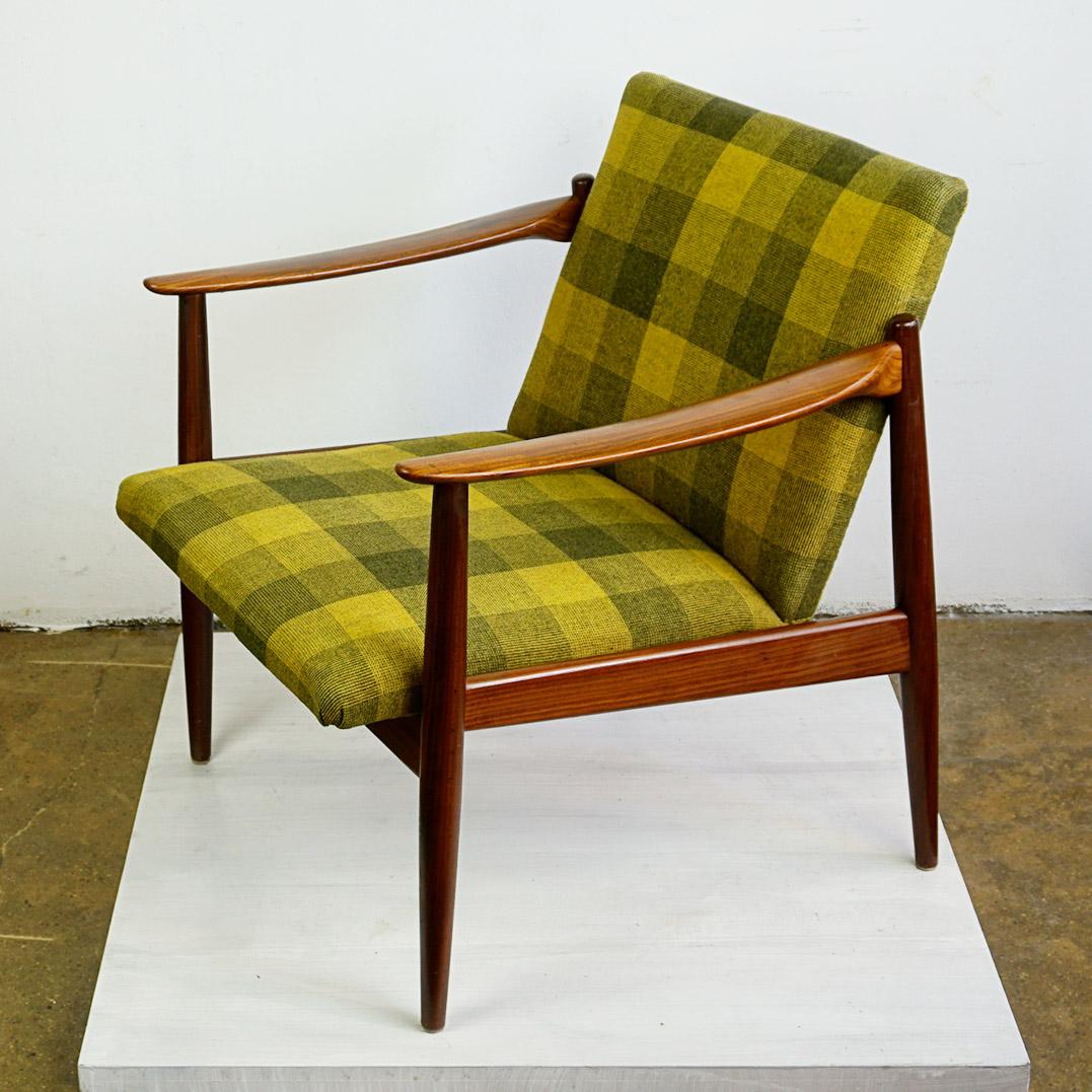 Sedia da salotto moderna di metà secolo in teak e tessuto a scacchi verde in vendita 7