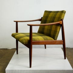 Sedia da salotto moderna di metà secolo in teak e tessuto a scacchi verde