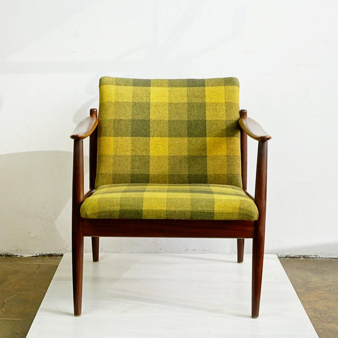 Mid-Century moderno Sedia da salotto moderna di metà secolo in teak e tessuto a scacchi verde in vendita