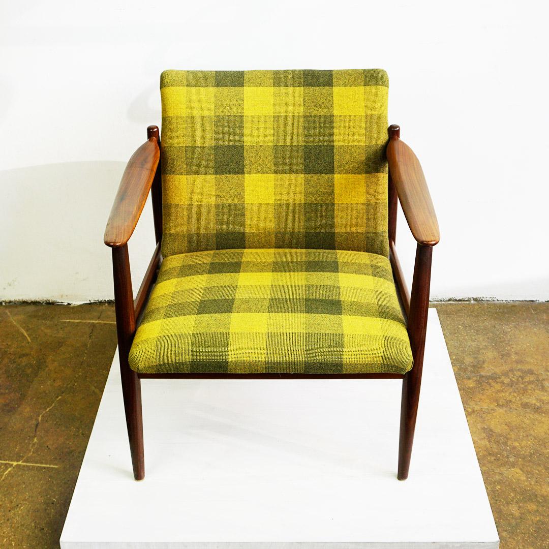 Tedesco Sedia da salotto moderna di metà secolo in teak e tessuto a scacchi verde in vendita
