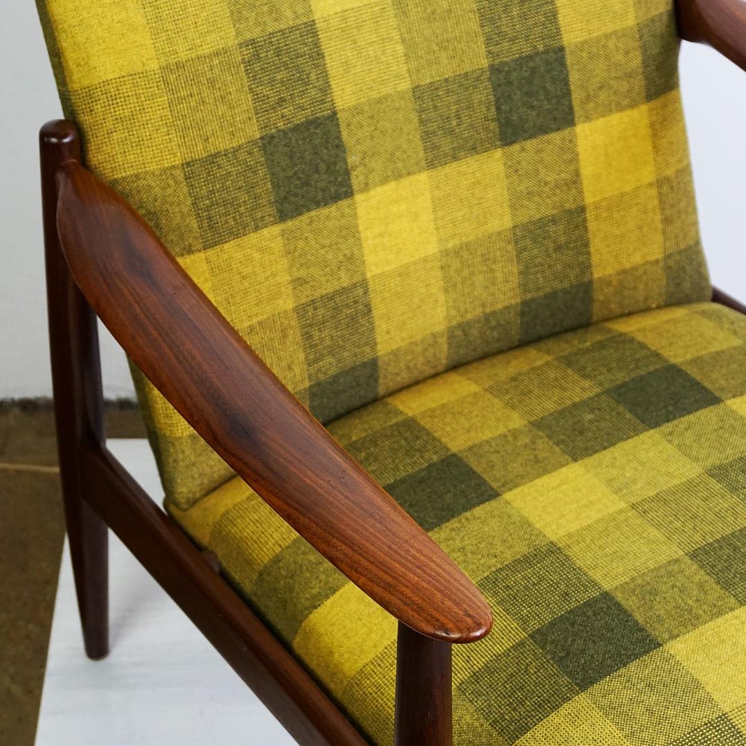 Tessuto Sedia da salotto moderna di metà secolo in teak e tessuto a scacchi verde in vendita