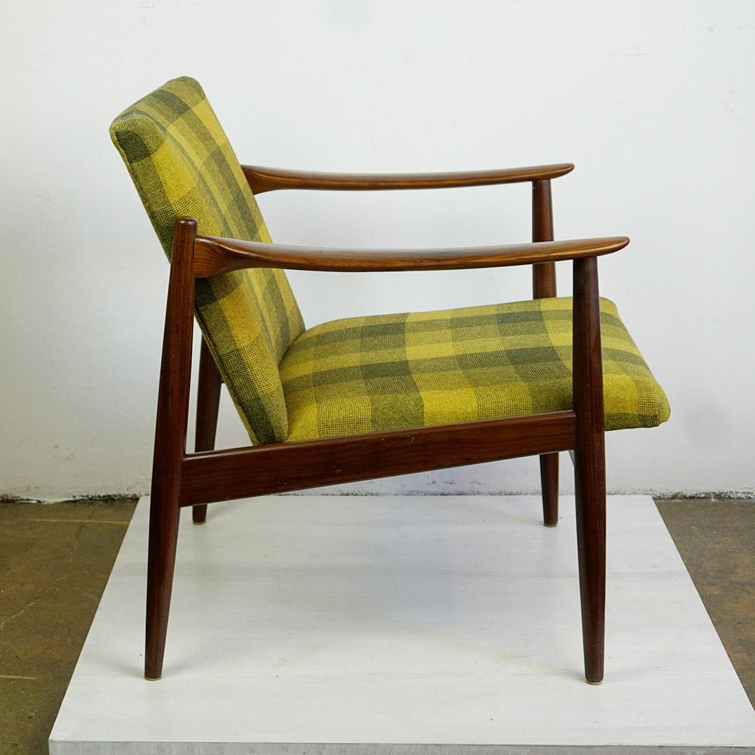 Sedia da salotto moderna di metà secolo in teak e tessuto a scacchi verde in vendita 1