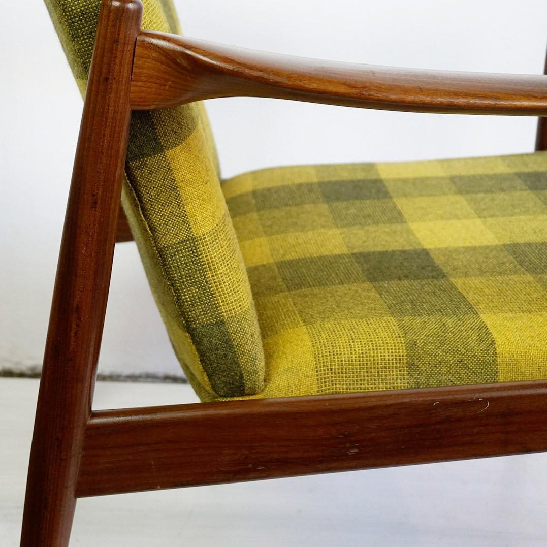 Sedia da salotto moderna di metà secolo in teak e tessuto a scacchi verde in vendita 2