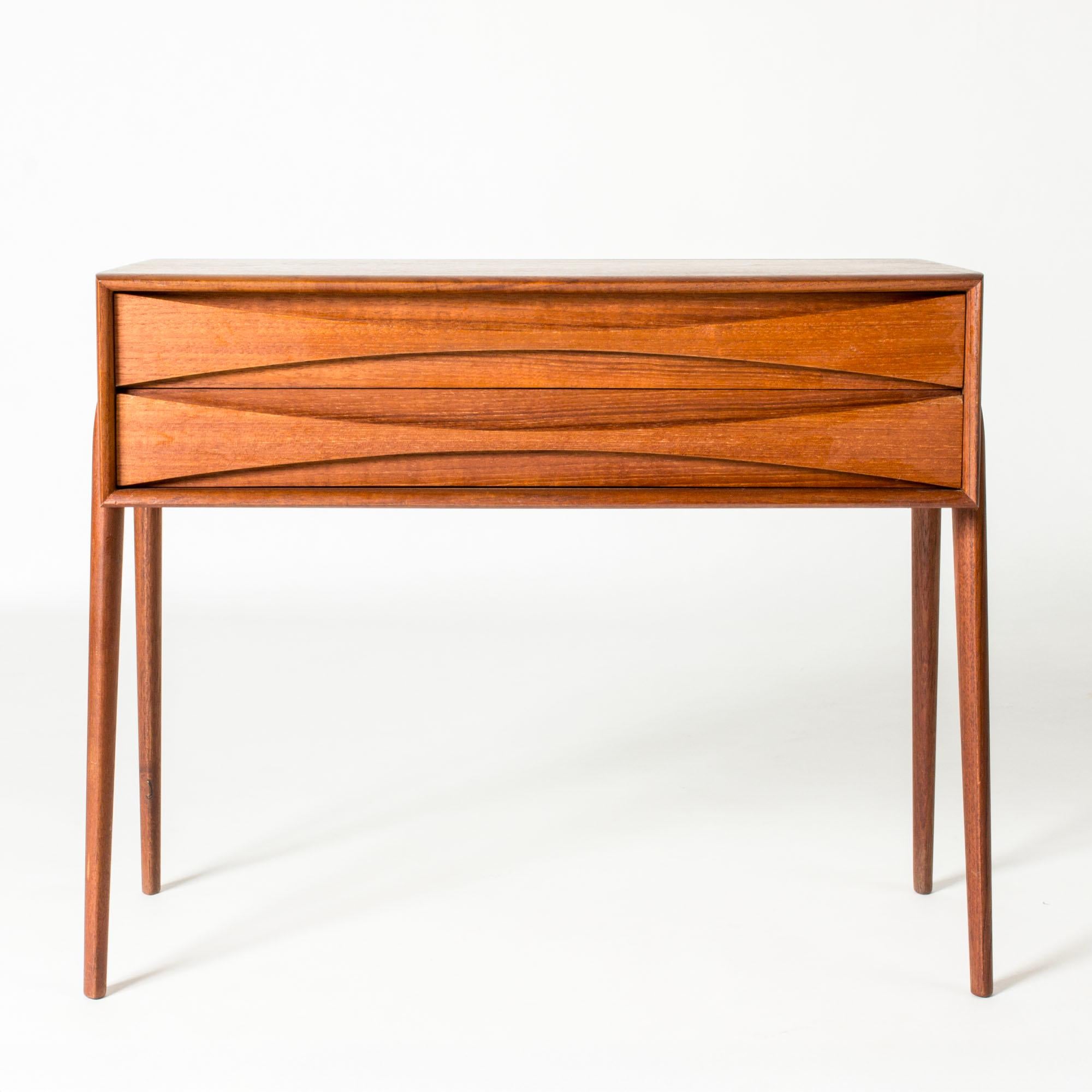 Milieu du XXe siècle Tables de chevet en teck, Firma Glas & Trä, Suède, années 1950 en vente