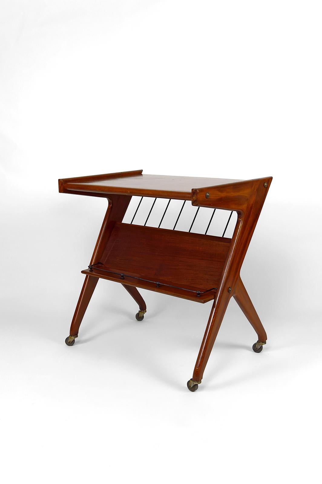 An elegant Vintage rolling table in solid teak, mounted on wheels.
Can be adapted to many uses: service table, bar cart, and magazine rack.

Mid-Century Modern Scandinavian style, Italy, circa 1950-1960.
In the style of the productions of the