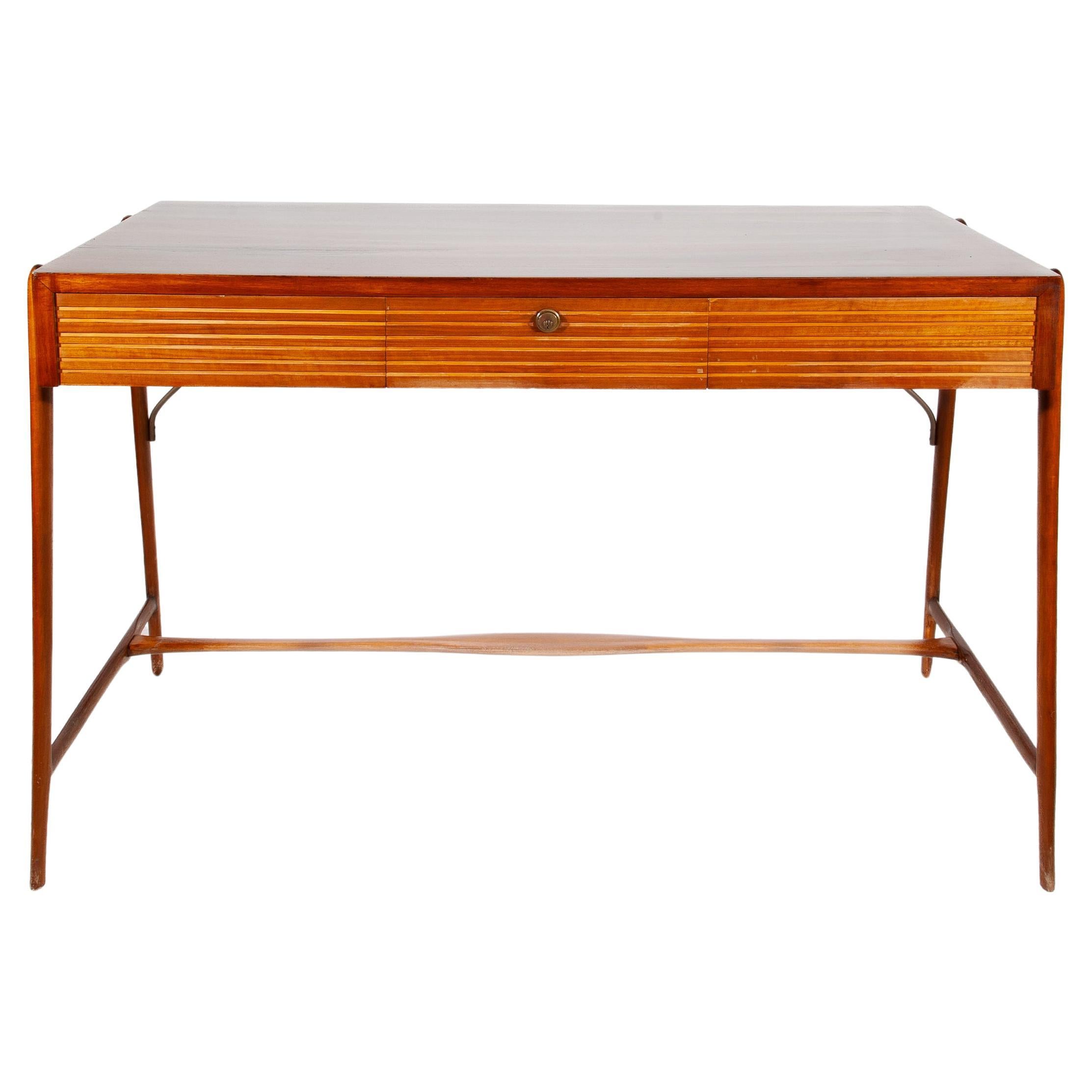 A beautiful desk with three drawers. The floating top is supported by organically shaped uprights, a typical 1950s design. A distinctive type of desk designed with craftsmanship.
The desk has a well-proportioned solid wooden organic designed base