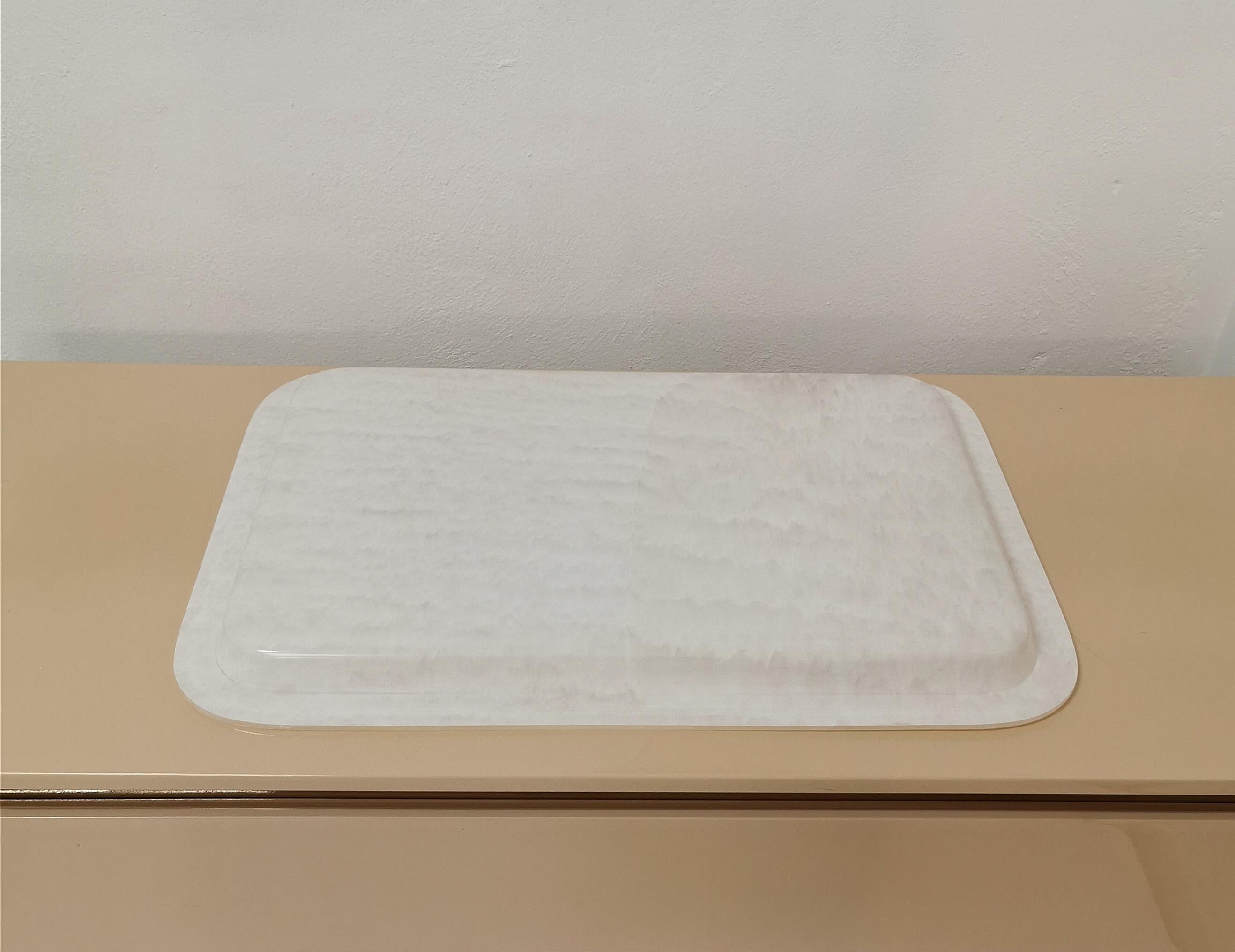 Modernes Tablett-Tisch-Servierbesteck aus der Mitte des Jahrhunderts, rechteckig, weißes Lucite, Italien 1970er Jahre im Angebot 4