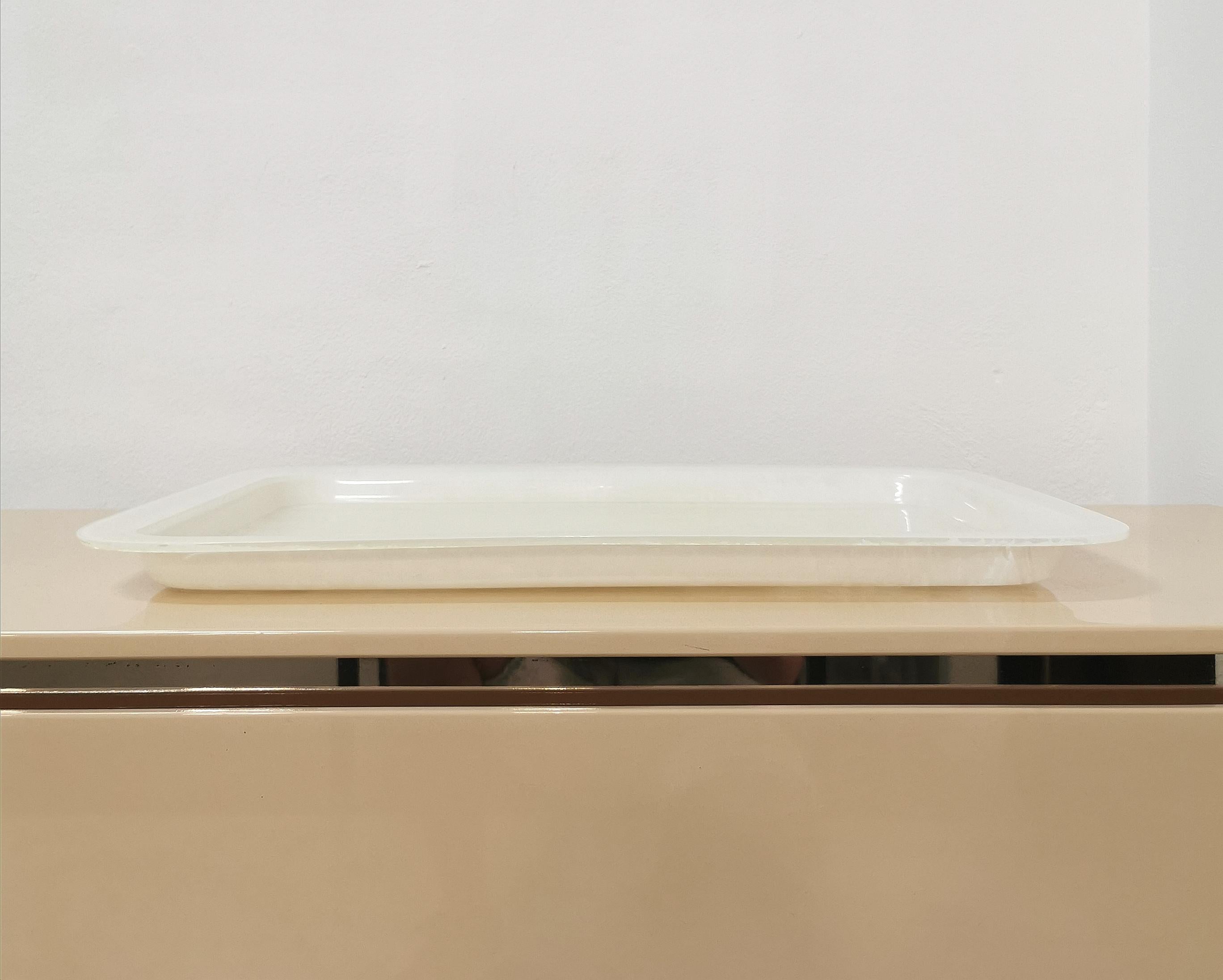 Großes rechteckiges Tablett mit abgerundeten Kanten, hergestellt aus einem besonderen plastischen und widerstandsfähigen Material, nämlich Lucit, das einen Perlmutt-Effekt erzeugt, in der Farbe Weiß. Hergestellt in Italien in den 70er