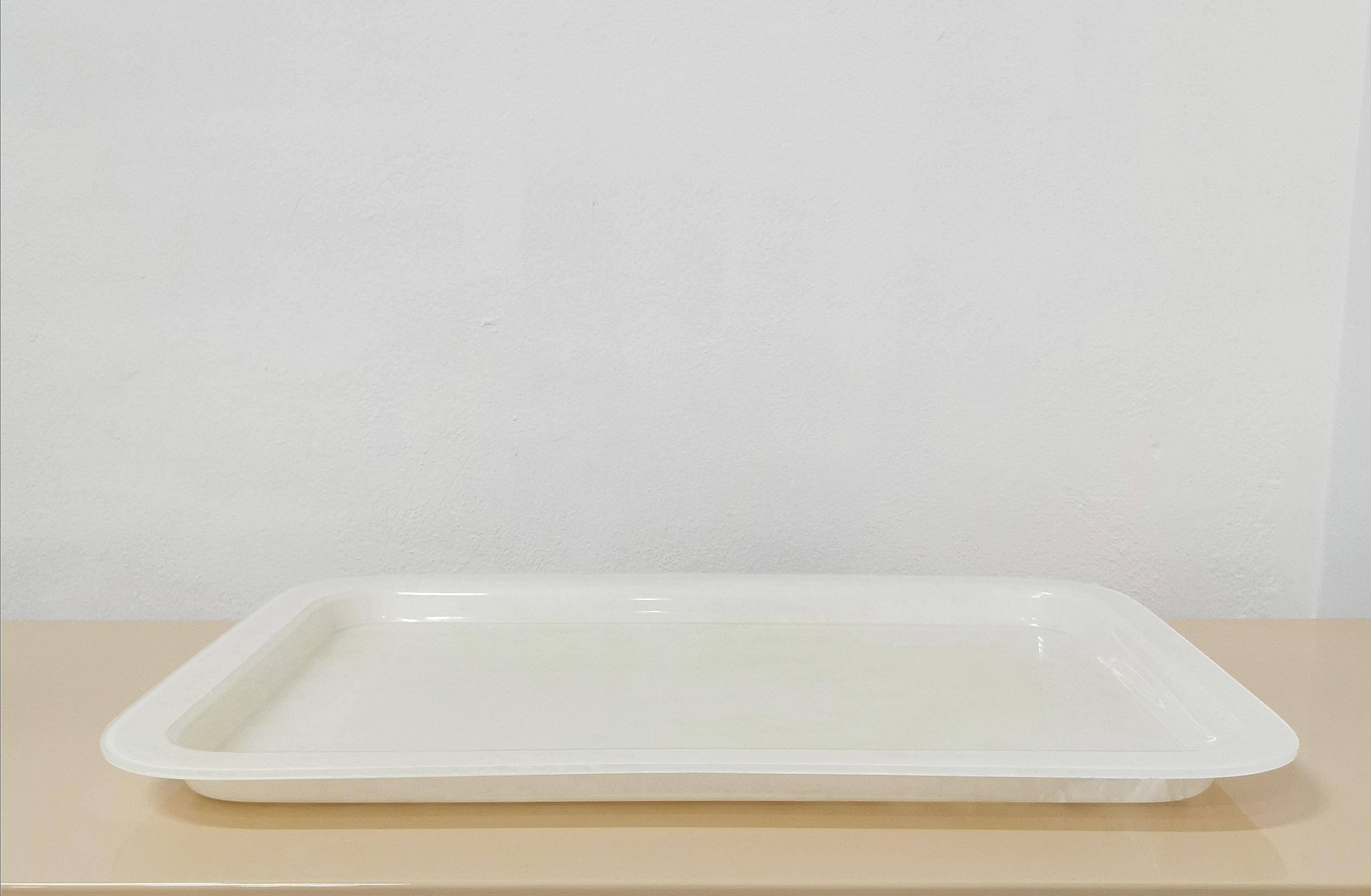 Modernes Tablett-Tisch-Servierbesteck aus der Mitte des Jahrhunderts, rechteckig, weißes Lucite, Italien 1970er Jahre (Moderne der Mitte des Jahrhunderts) im Angebot