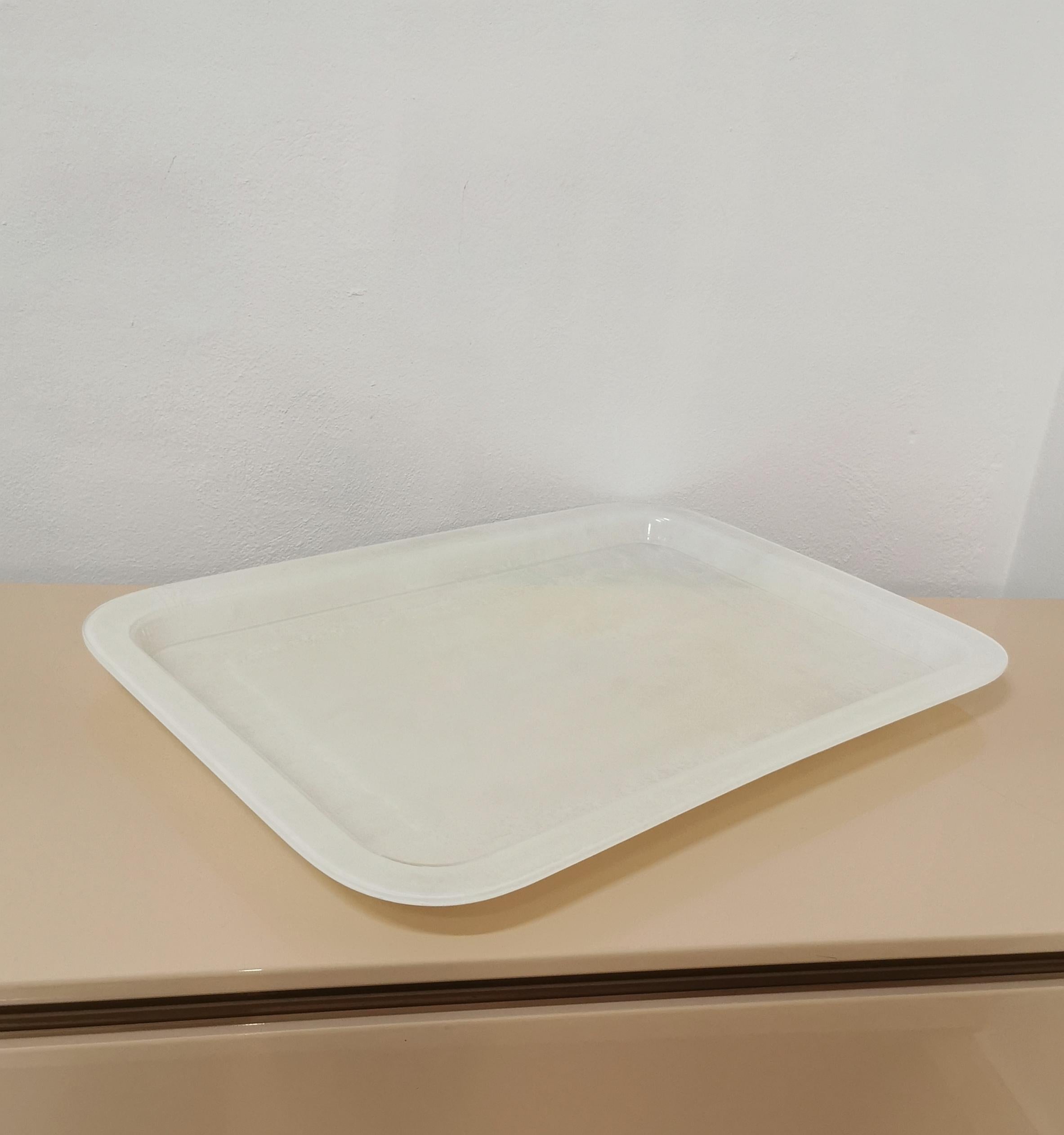 Modernes Tablett-Tisch-Servierbesteck aus der Mitte des Jahrhunderts, rechteckig, weißes Lucite, Italien 1970er Jahre (Italienisch) im Angebot