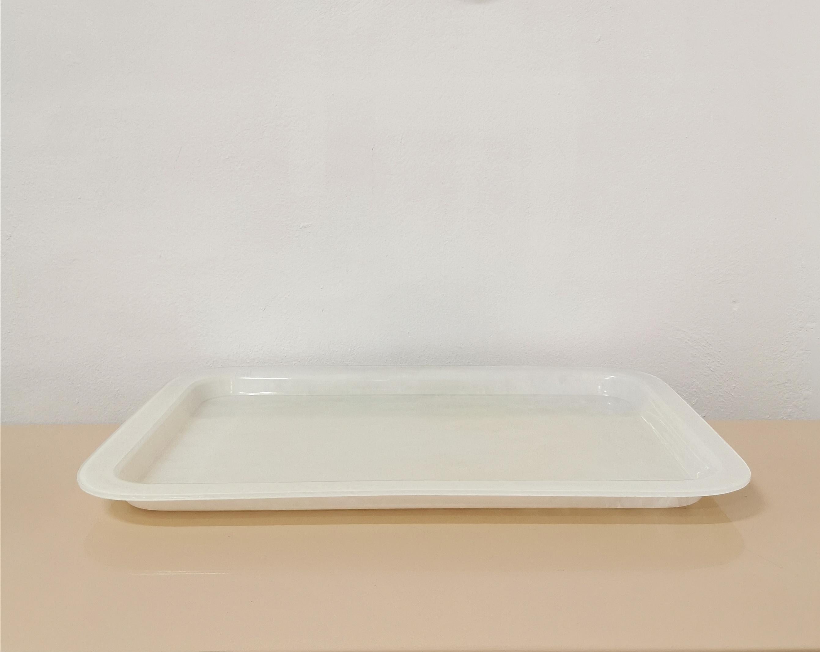 Modernes Tablett-Tisch-Servierbesteck aus der Mitte des Jahrhunderts, rechteckig, weißes Lucite, Italien 1970er Jahre (20. Jahrhundert) im Angebot