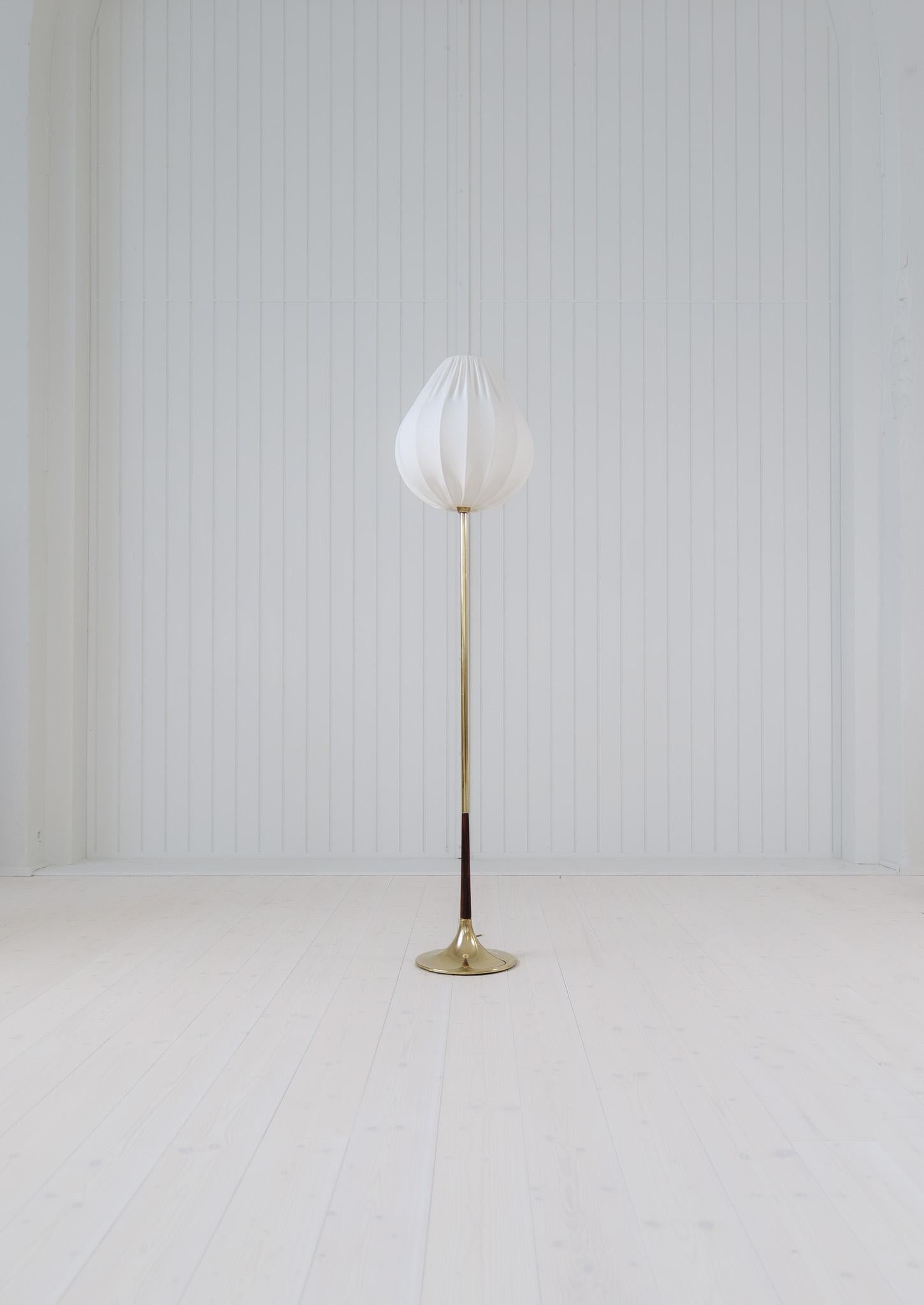 Midcentury Modern Trumpet Shaped Brass Floor Lamp, Schweden, 1960er Jahre (Skandinavische Moderne) im Angebot