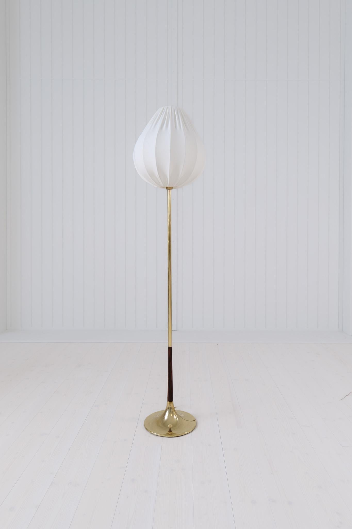 Midcentury Modern Trumpet Shaped Brass Floor Lamp, Sweden, 1960s In Good Condition For Sale In Hillringsberg, SE