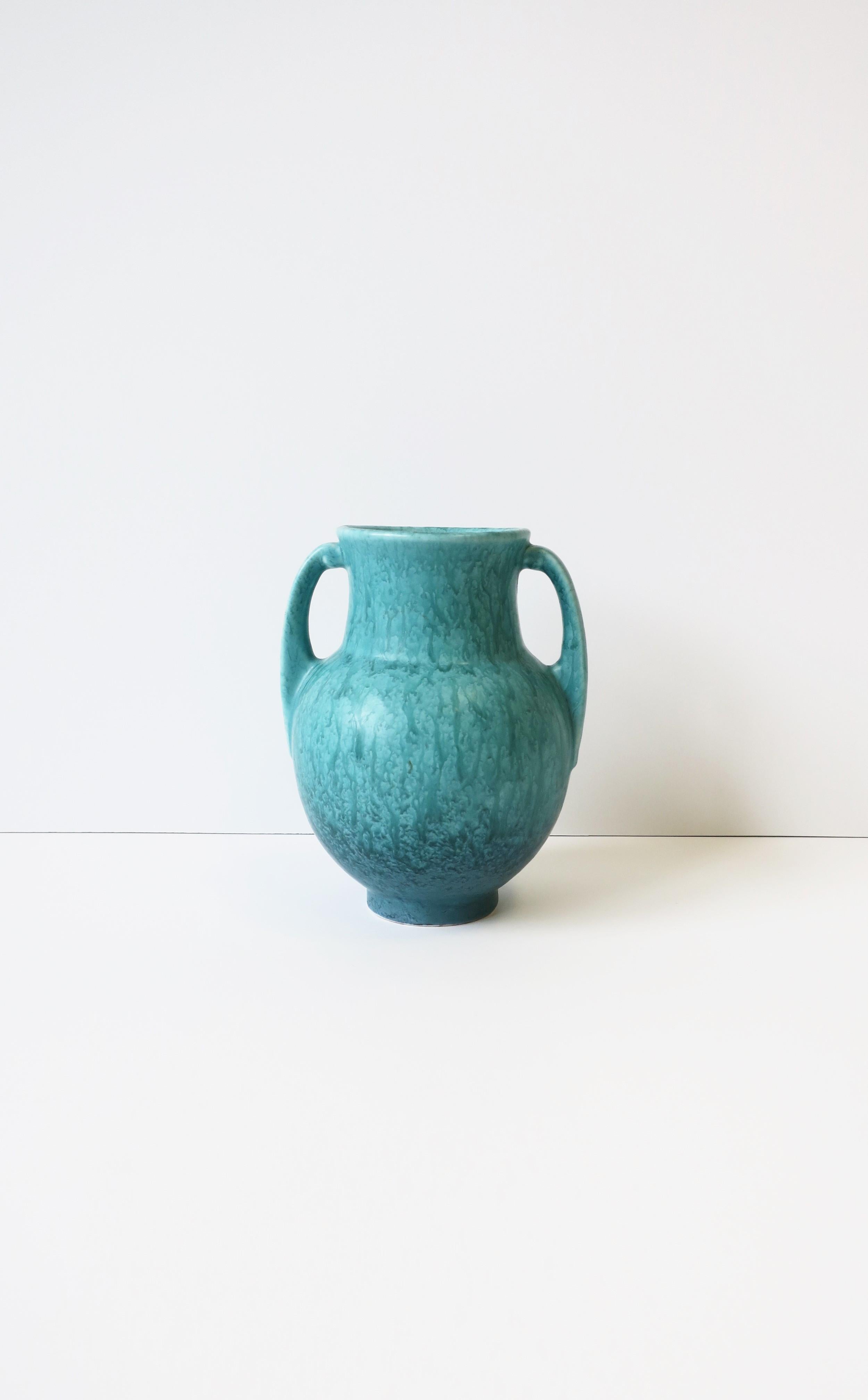 Magnifique vase moderne en poterie Amphora bleu turquoise, vers le début du 20e siècle, États-Unis. Dimensions : 5