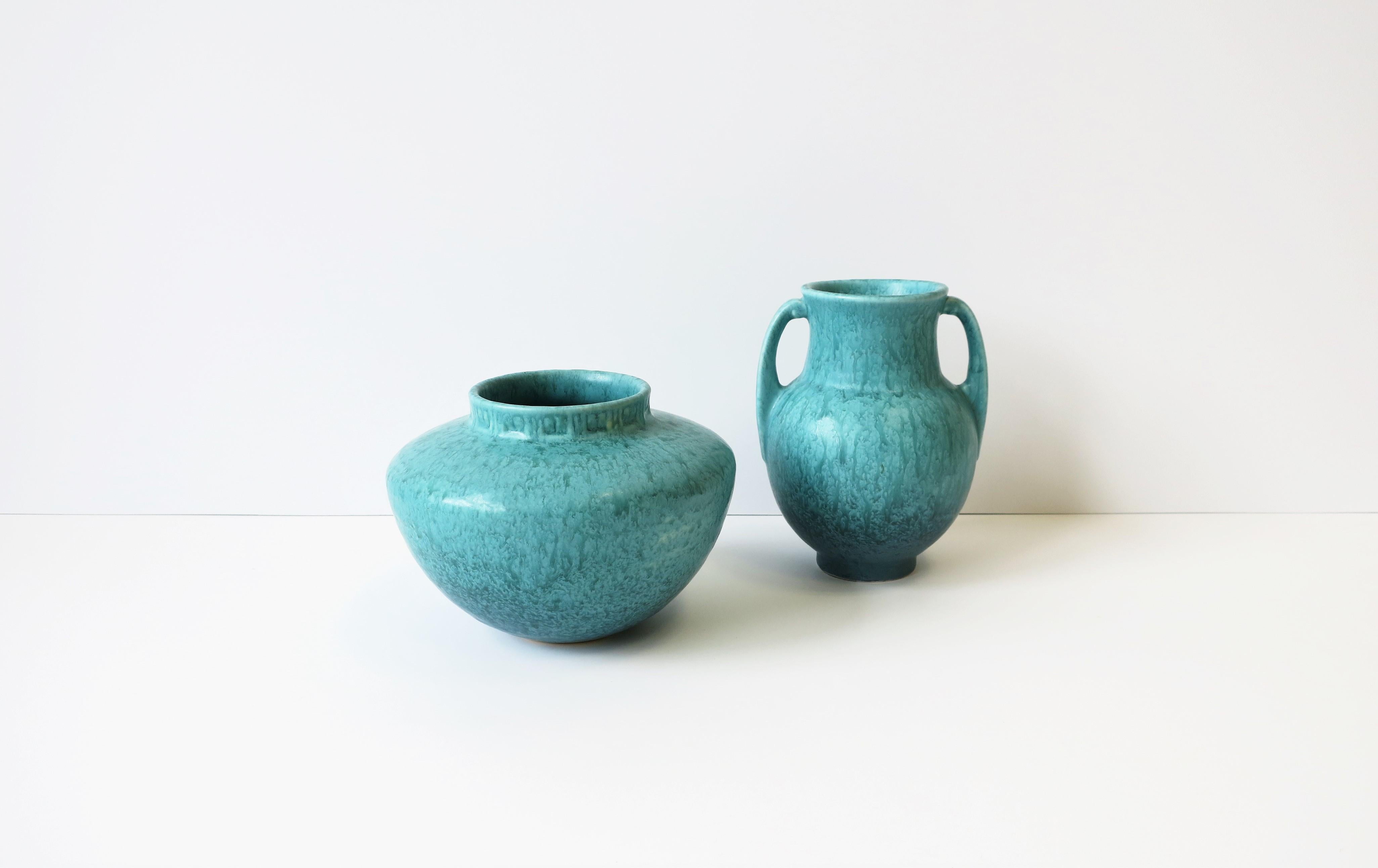 Vase moderne en poterie bleu turquoise Bon état - En vente à New York, NY