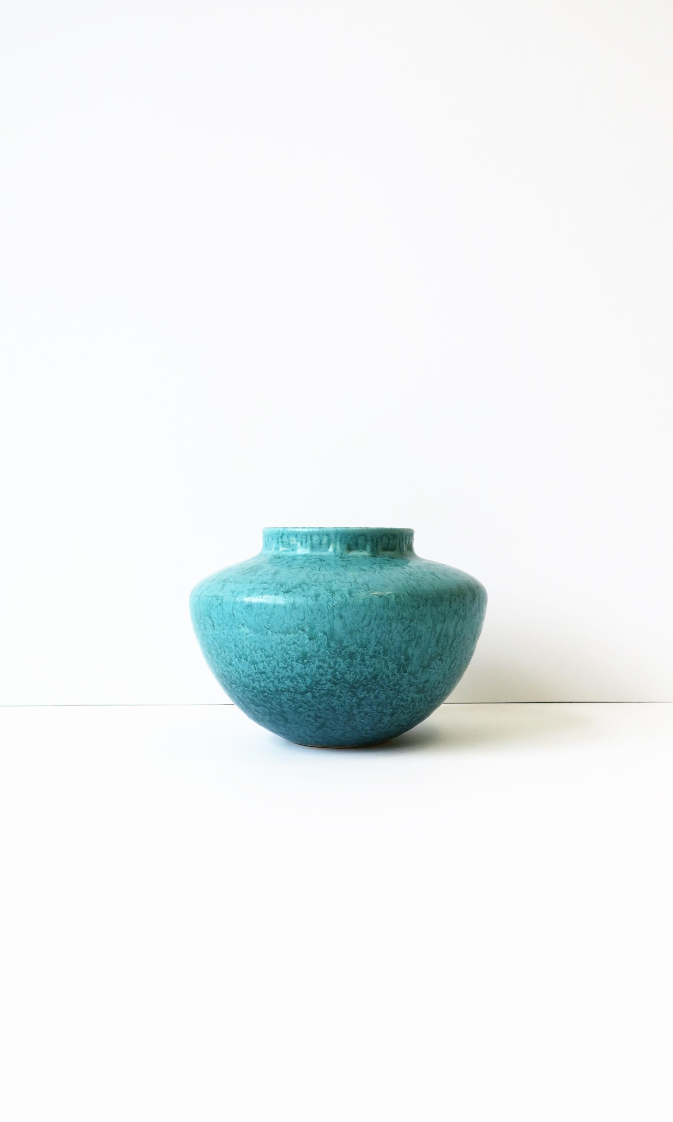 A beautiful Modern turquoise blue pottery vase, circa early-20th century, USA. Dimensions: 4.75