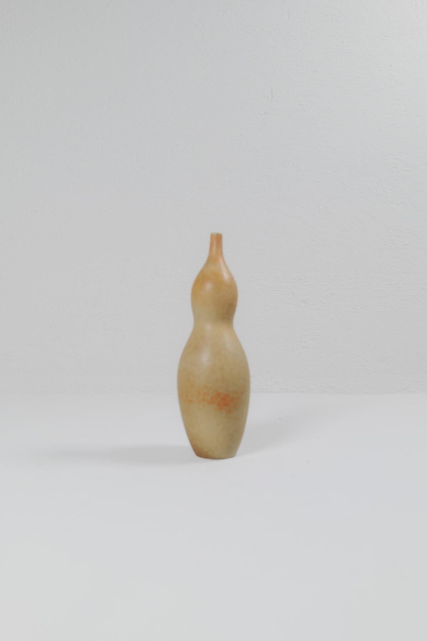 Ce vase unique fait partie d'une série de vases produits en 1948 sous le nom de 