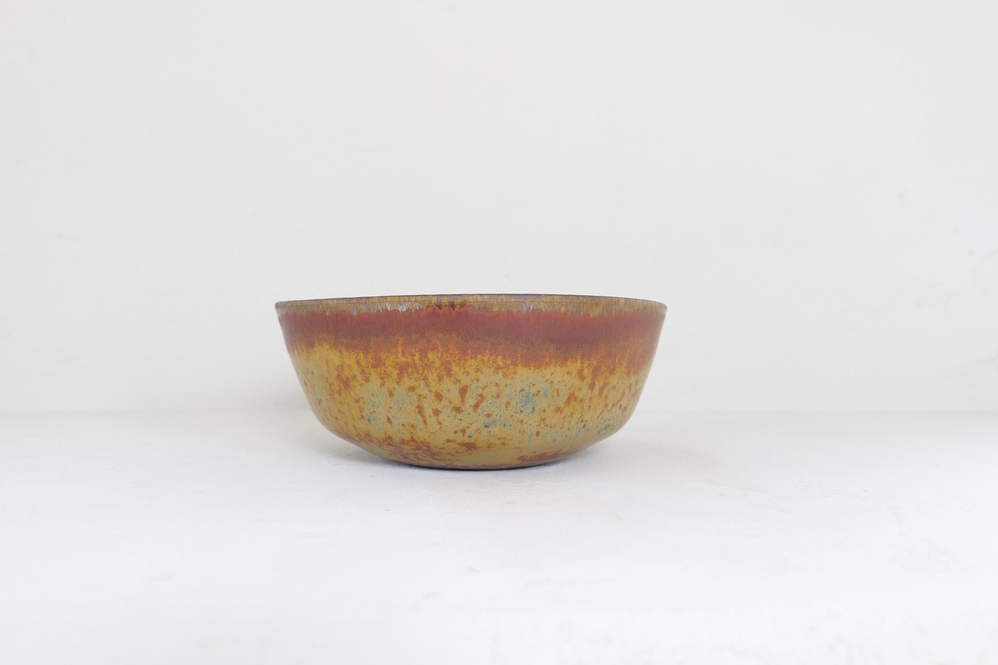 Mid-Century moderno Ciotola di ceramica grande unica del Medioevo Carl-Harry Stålhane Rörstrand Svezia