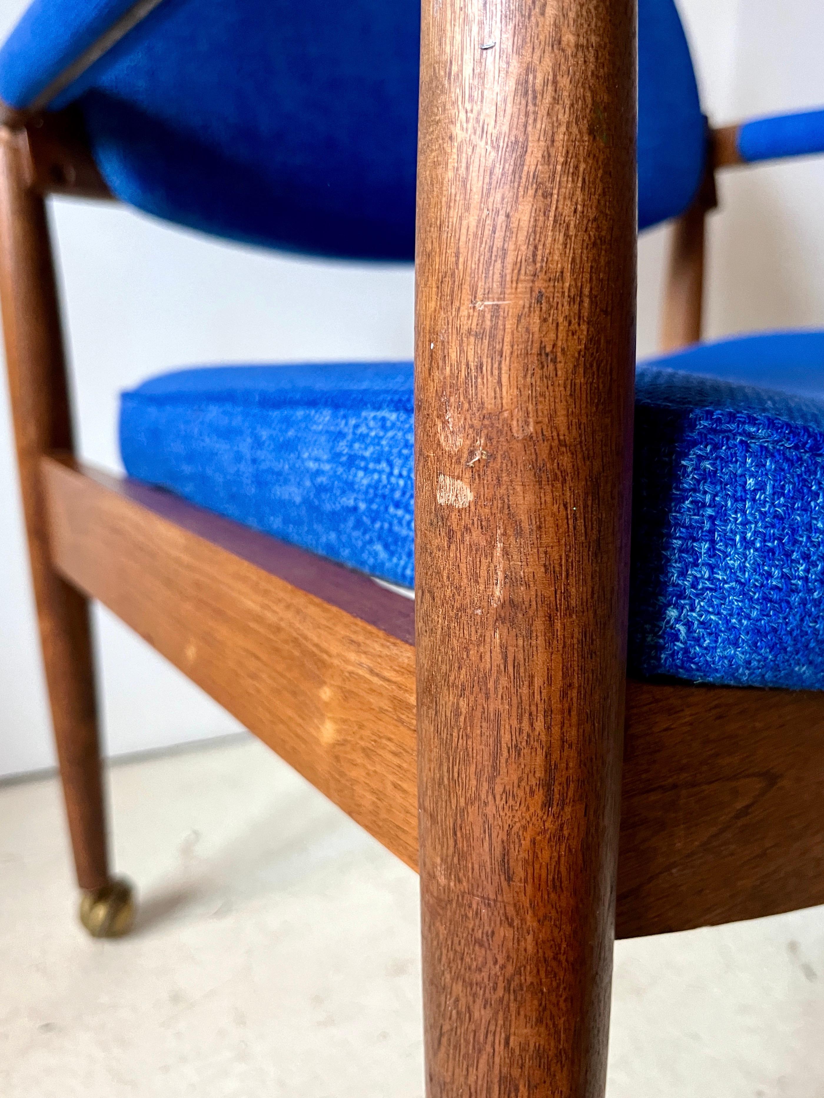 Midcentury Modern Upholstered Wood Armchair on Castors For Sale 10