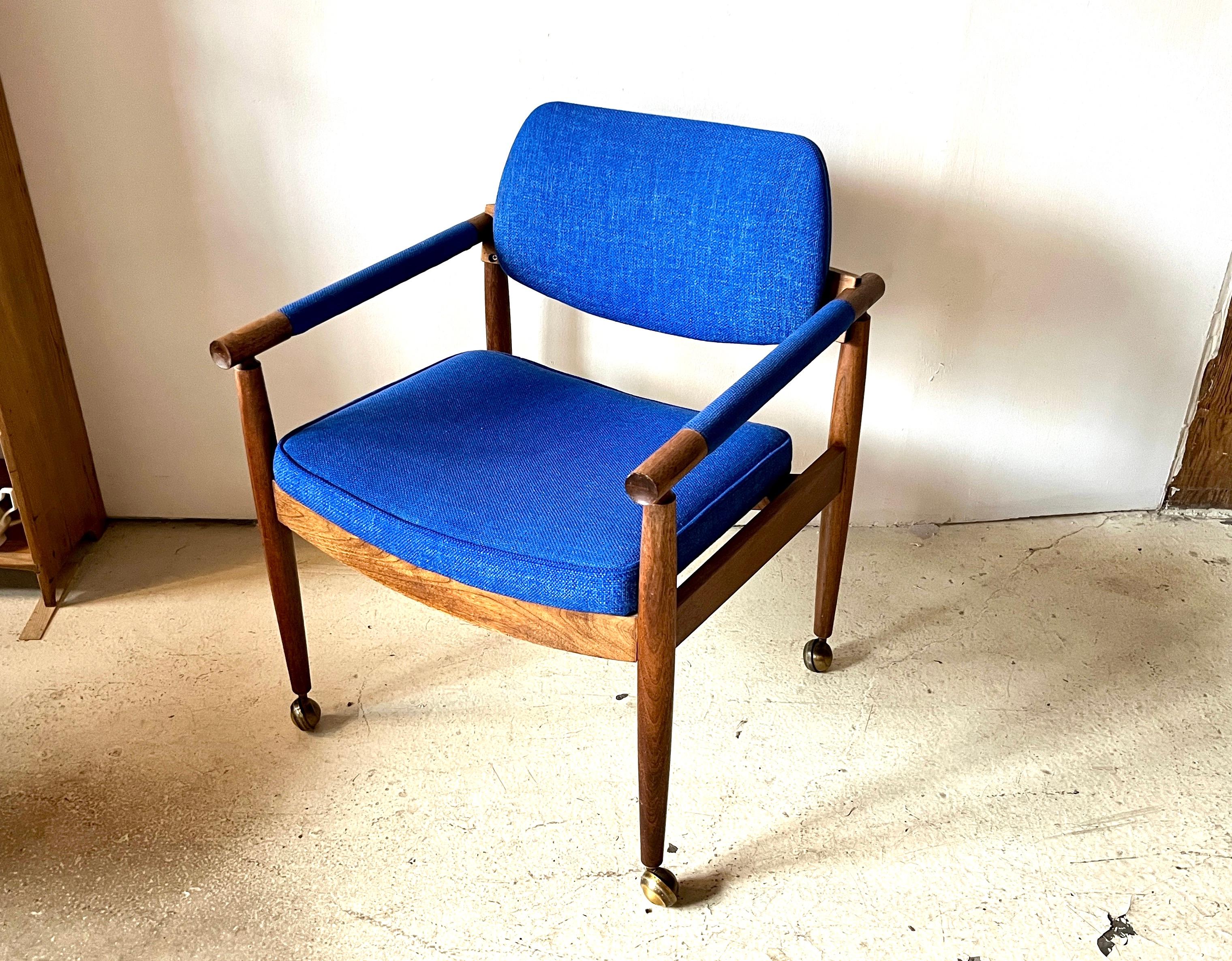 Stylish solid wood and upholstered midcentury modern chair with castors of unknown maker! Label on underside is missing, though shadows remain. Very much in the Nemschoff / Gunlocke manner so most likely American. Original royal blue fabric with