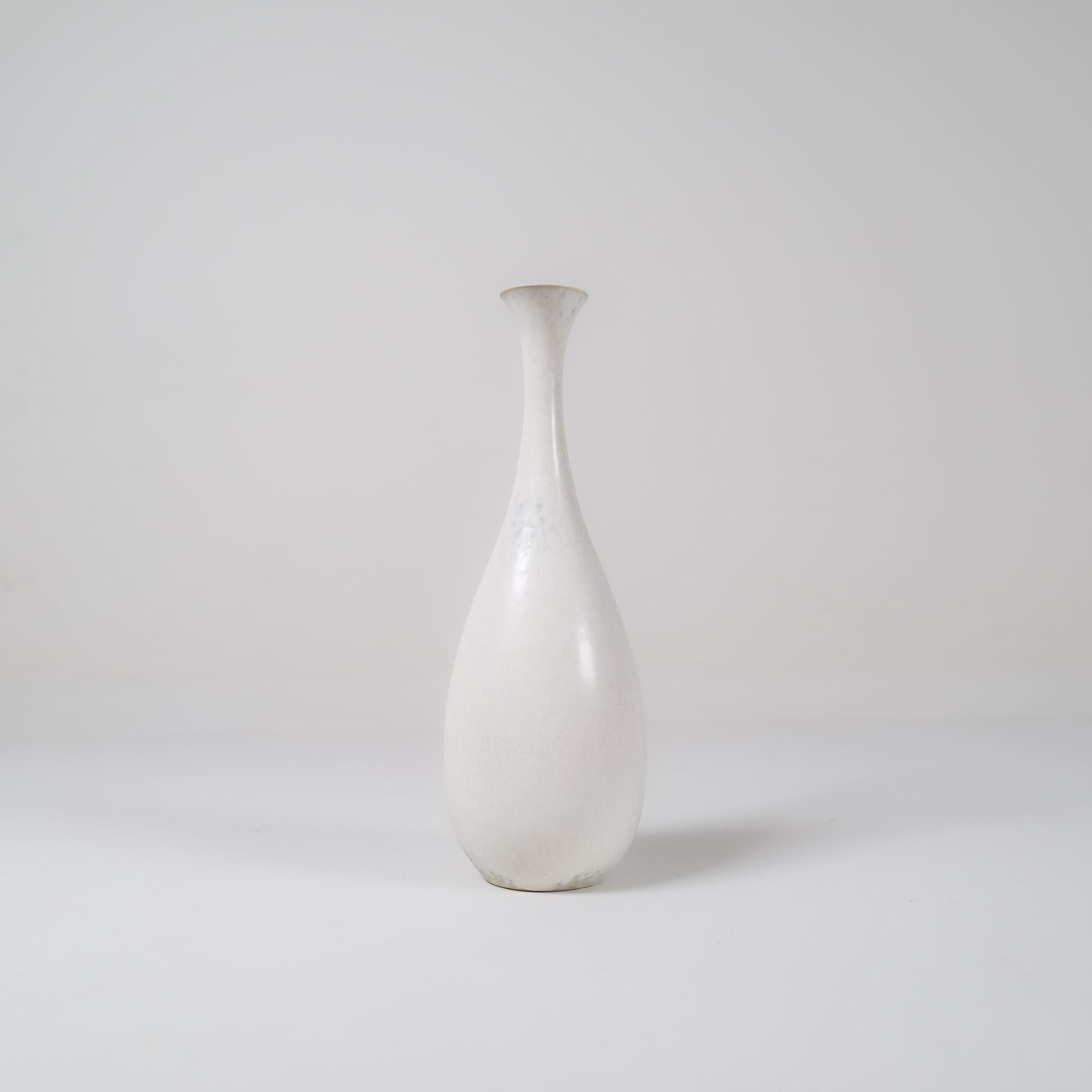 Ce vase exceptionnel est l'œuvre de Rörstrand et du fabricant/designer Carl Harry Stålhane. Fabriqué en Suède au milieu du siècle dernier. Sa belle glaçure coquille d'œuf combinée à ses formes incroyables en font une pièce d'exception. 

Très bon