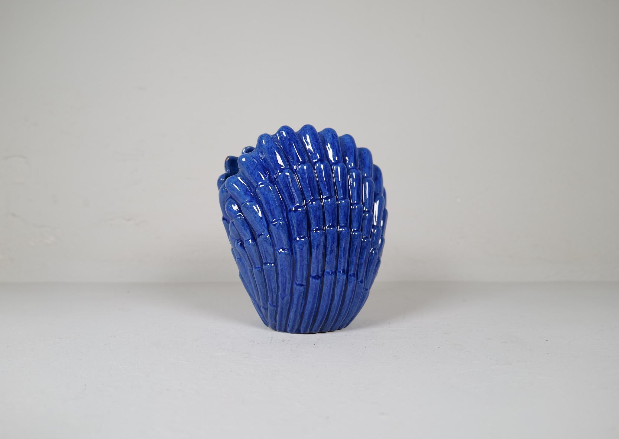 Unglaubliche Vase, geschaffen von Vicke Lindstrand Ekeby, Schweden, Ende der 1940er Jahre. Die Muschelvase ist aus Keramik gefertigt und mit einer wunderschönen blauen Glasur überzogen, die die kunstvoll geformte Keramik bedeckt. 

In sehr gutem
