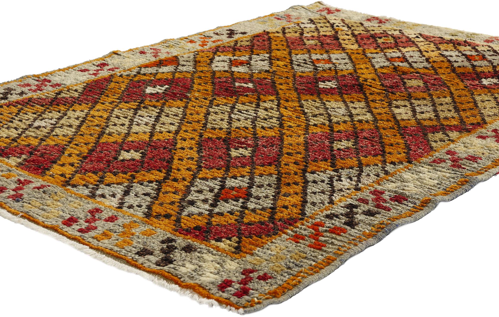 53924 Tappeto Vintage Oushak turco, 03'04 x 04'10. Originari della regione occidentale di Oushak, in Turchia, i tappeti Oushak turchi hanno suscitato un'ampia ammirazione per i loro intricati disegni, le palette di colori tenui e i materiali di lana