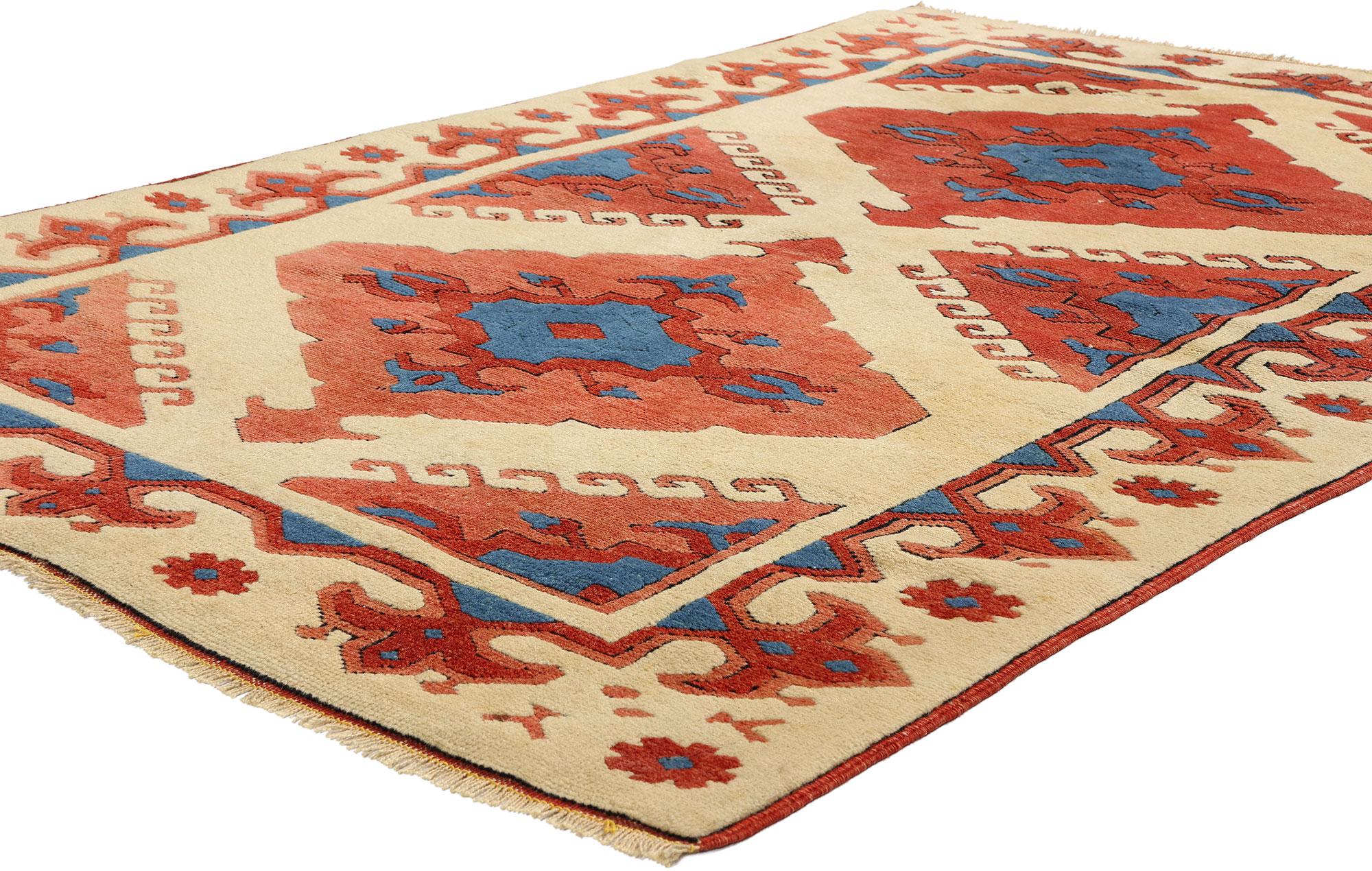 53933 Vintage Turkish Oushak Rug, 03'09 x 05'10. Türkische Oushak-Konya-Teppiche aus der Region Oushak in Westanatolien, Türkei, sind für ihre komplizierten geometrischen oder floralen Muster bekannt, die typischerweise Motive wie Medaillons und