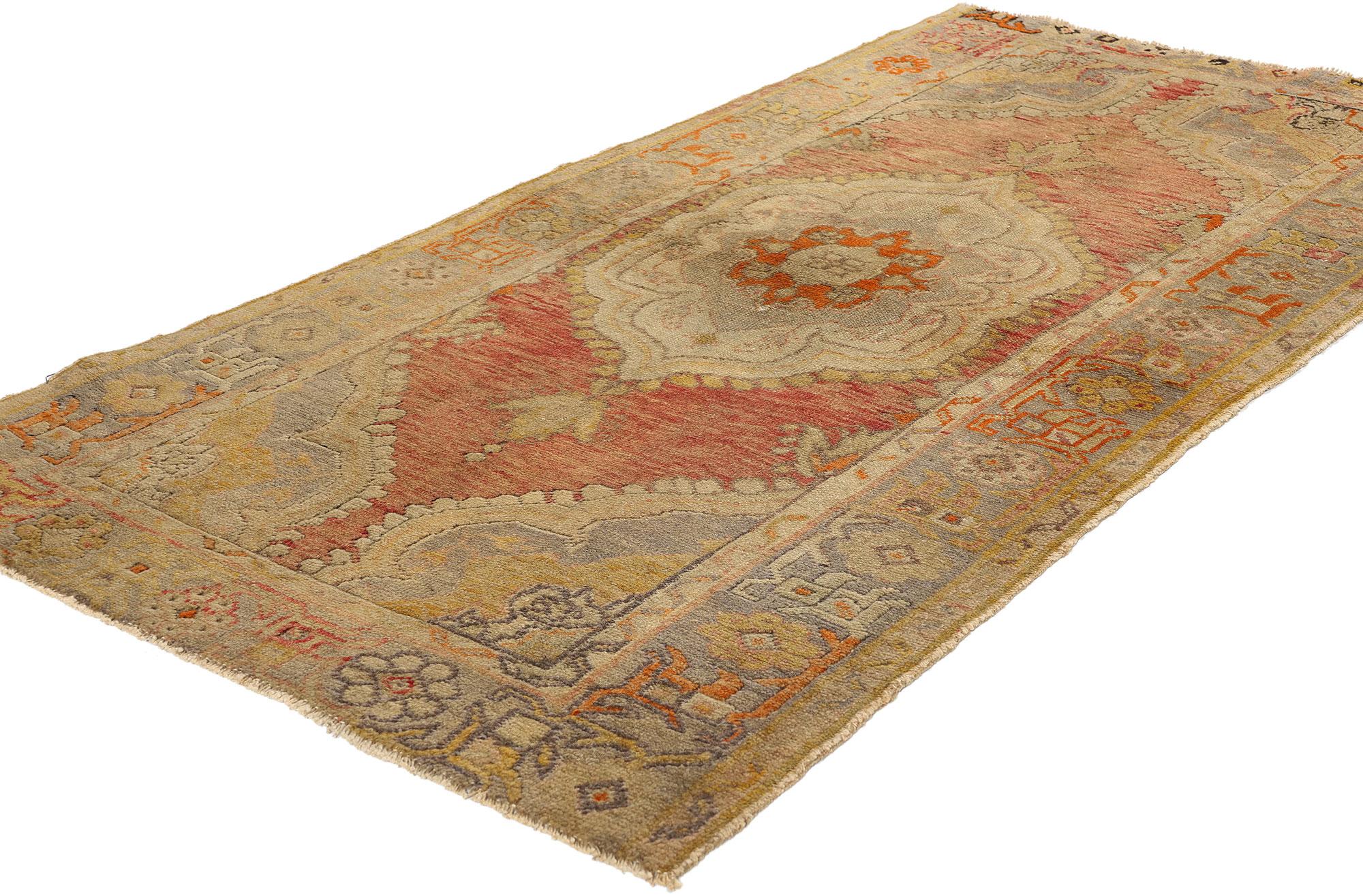 51084 Vintage Türkischer Oushak-Teppich, 02'11 x 05'07. Die türkischen Oushak-Teppiche stammen aus der westlichen Region Oushak in der Türkei und sind bekannt für ihre kunstvollen Designs, ruhigen Farbschemata und prächtigen Wollmaterialien. Diese