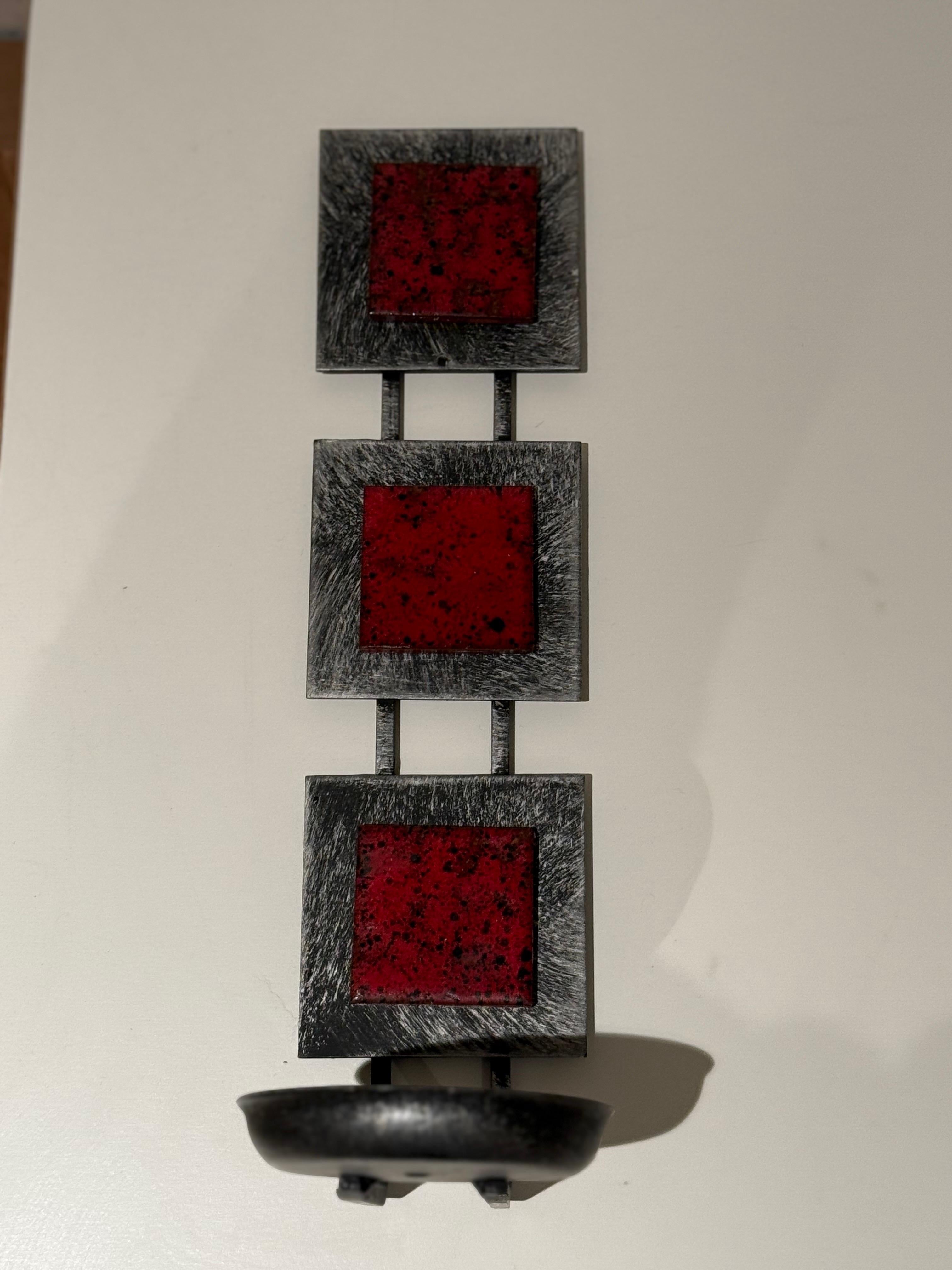 Portacandele da parete moderno di metà secolo con piastrelle in ceramica smaltata rossa, anni '60 in vendita 1