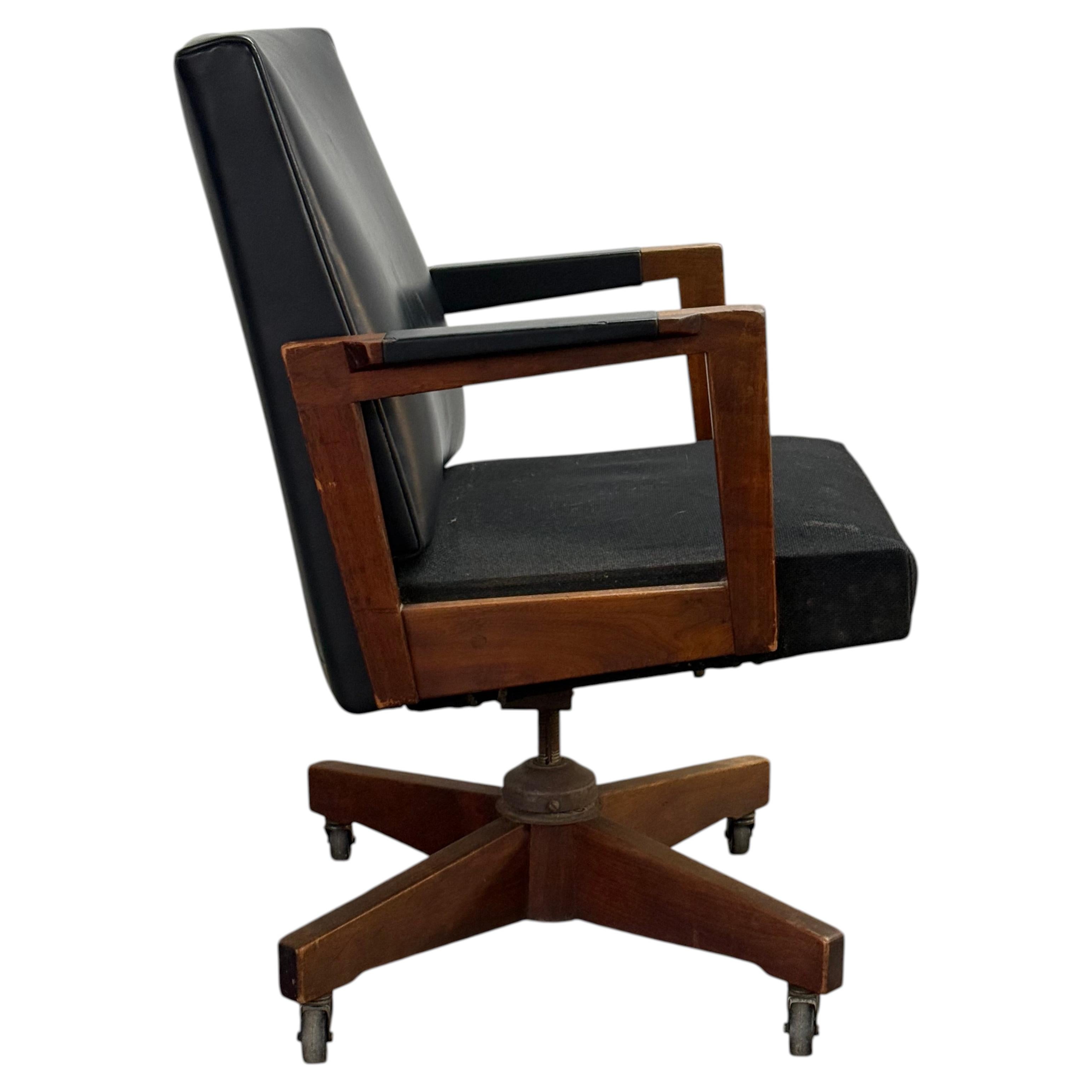 Schreibtischstuhl im Midcentury-Modern-Stil aus Walnussholz mit Wollpolsterung