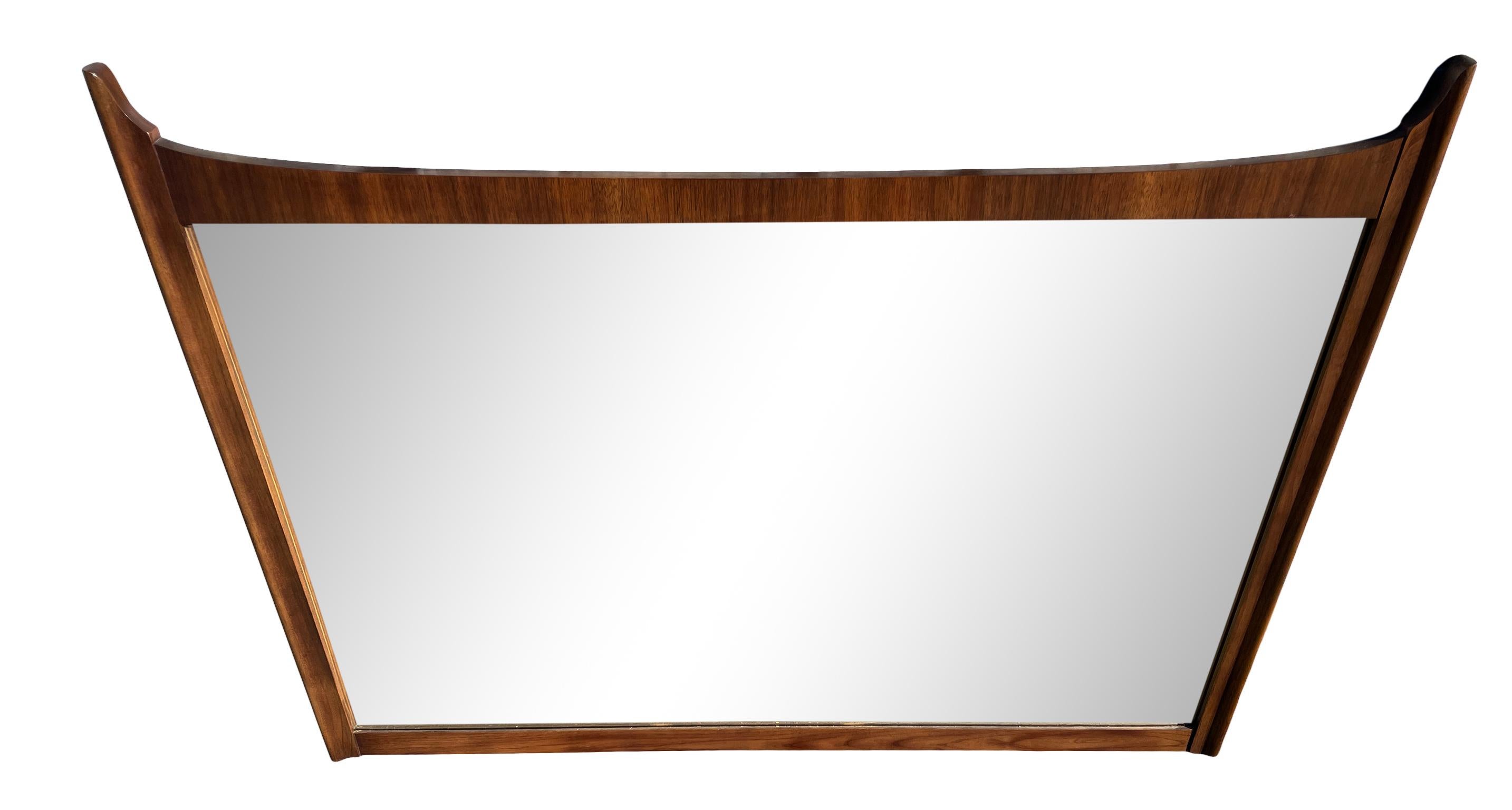 Mid-Century Modern Miroir à cadre en noyer moderne mi-siècle, très beau design en vente