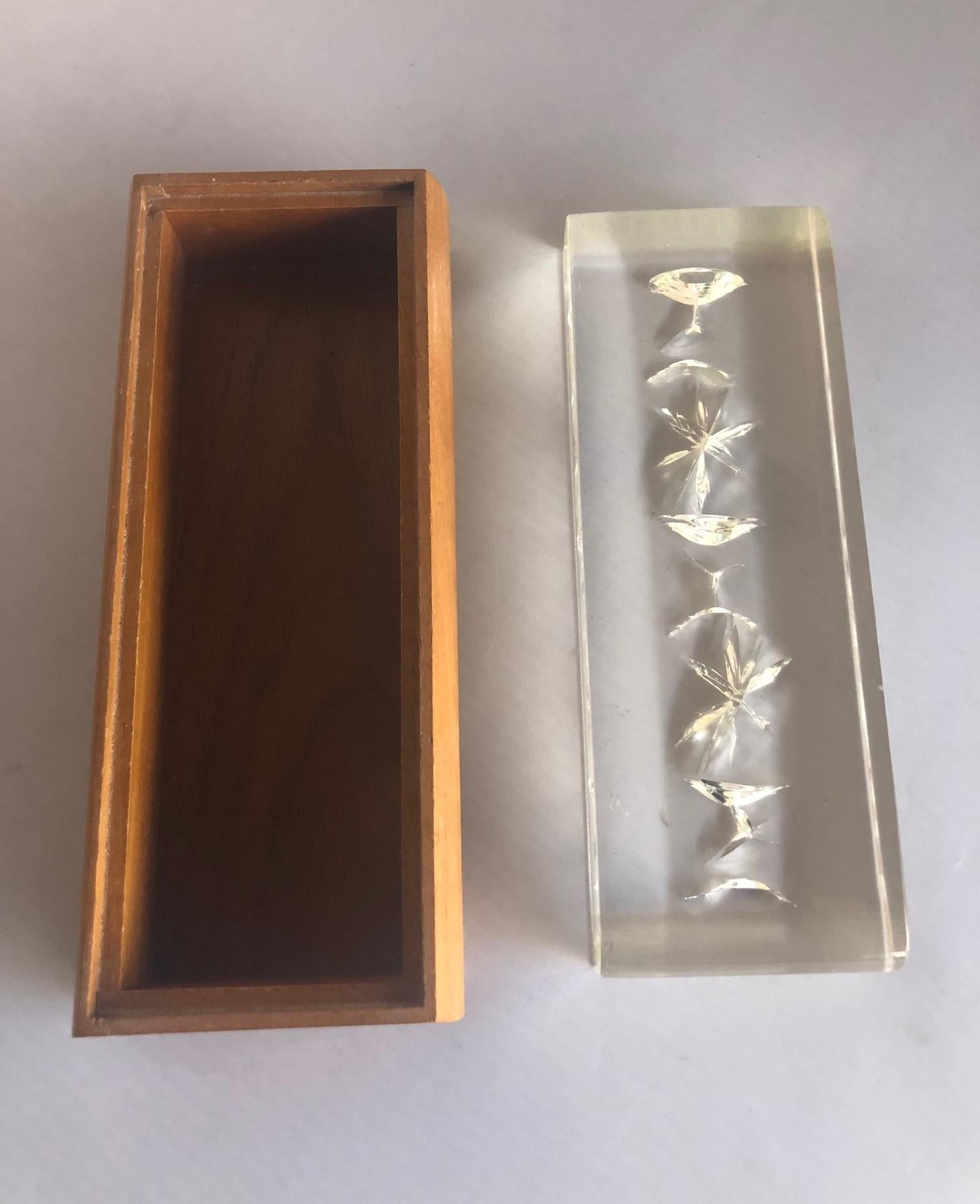 Mid-Century Modern Walnut and Lucite Trinket Box In Good Condition For Sale In San Diego, CA