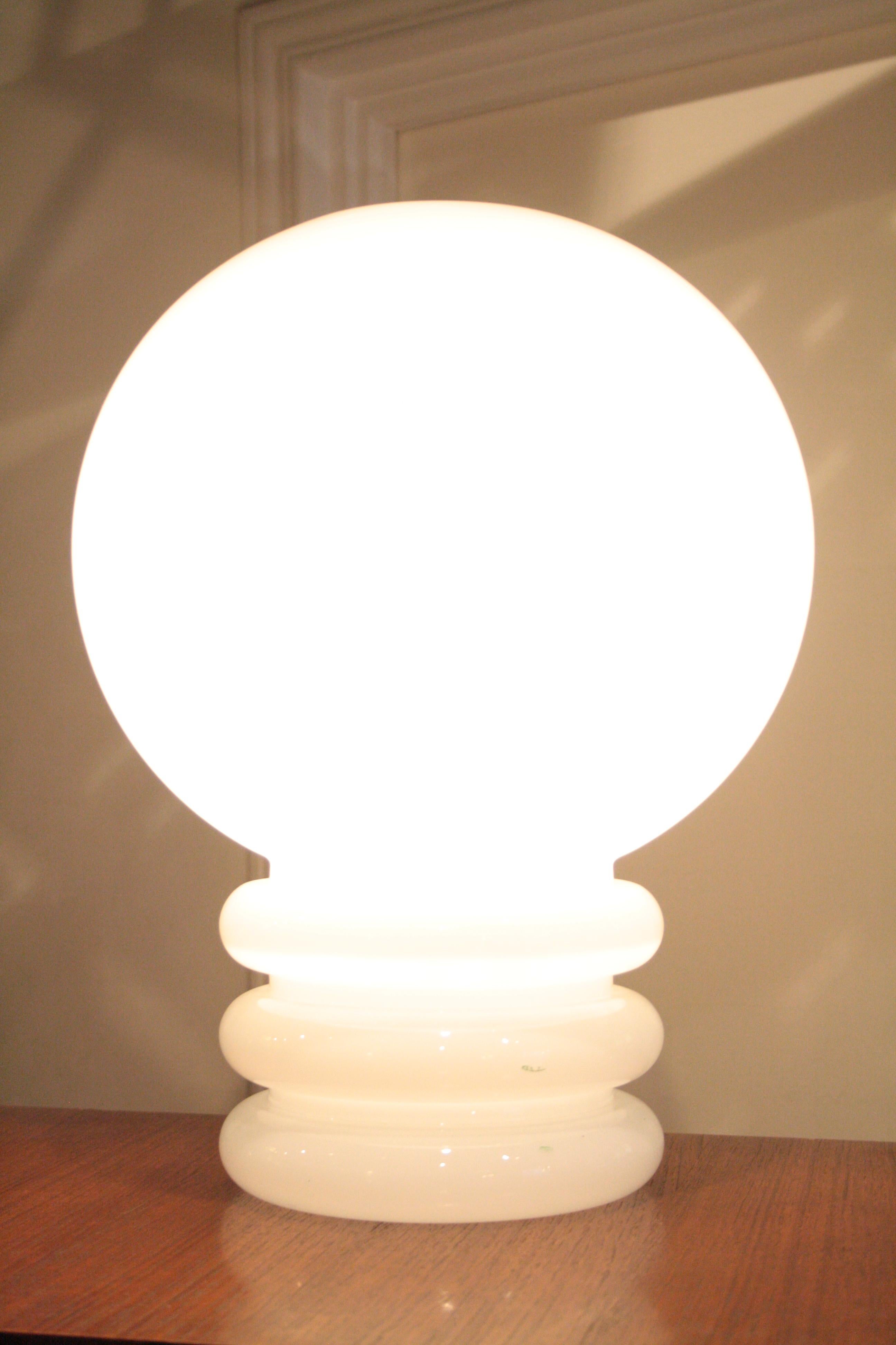 Late 20th Century Midcentury Modern White Glass Table Lamp. Italy 1970