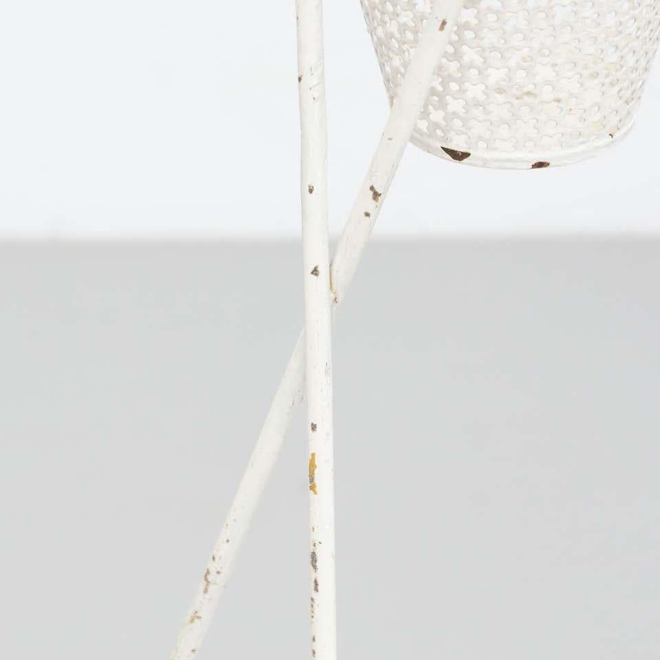 Piantana francese in metallo bianco moderna del Medioevo nello stile di Mathieu Matégot in vendita 3