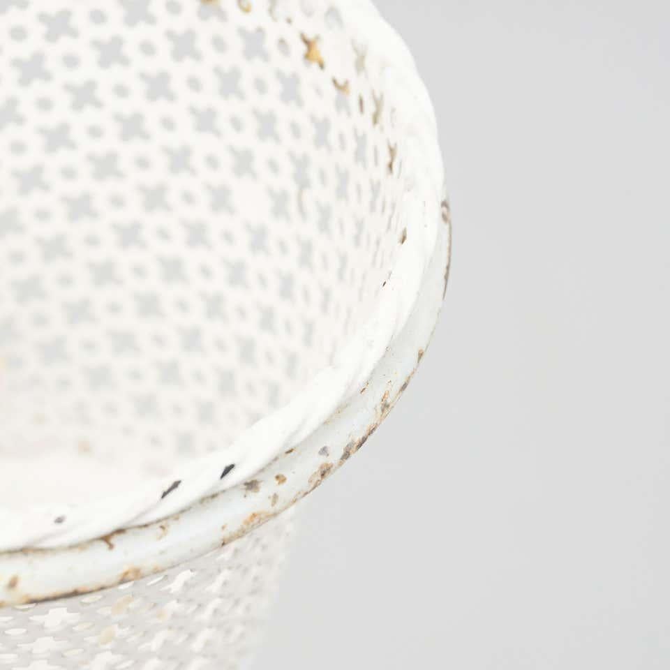 Piantana francese in metallo bianco moderna del Medioevo nello stile di Mathieu Matégot in vendita 6
