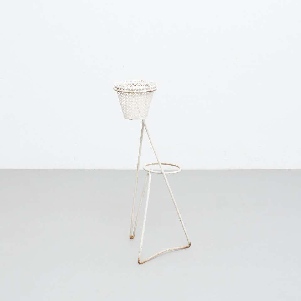 Mid-Century moderno Piantana francese in metallo bianco moderna del Medioevo nello stile di Mathieu Matégot in vendita