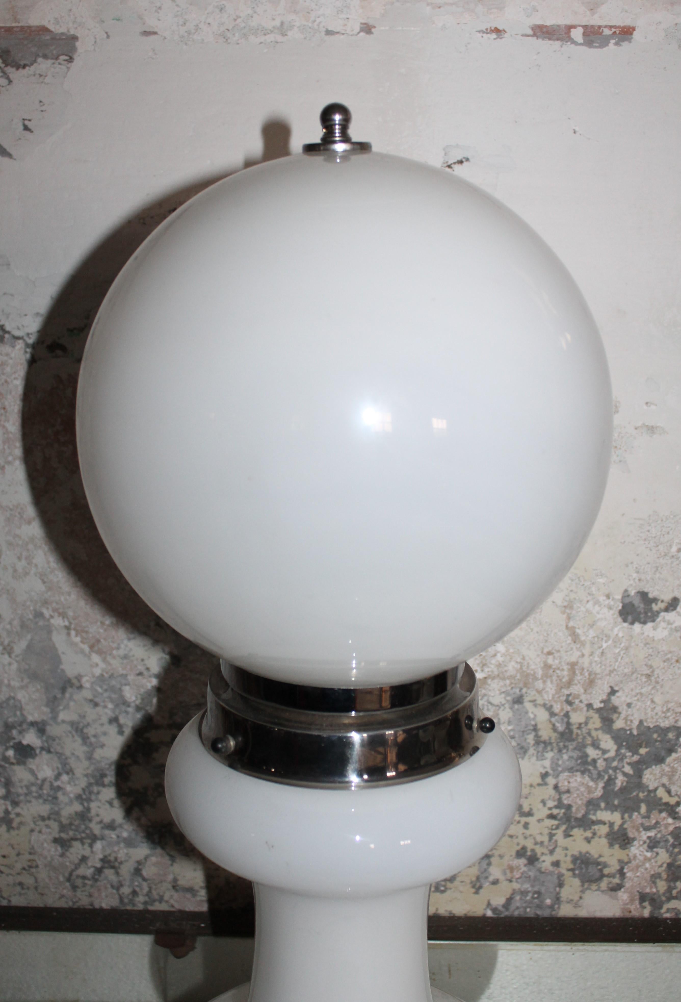 Mid-Century Modern White Opal Glass Table Lamp by Mazzega, Italy, '60 In Good Condition For Sale In Sacile, PN