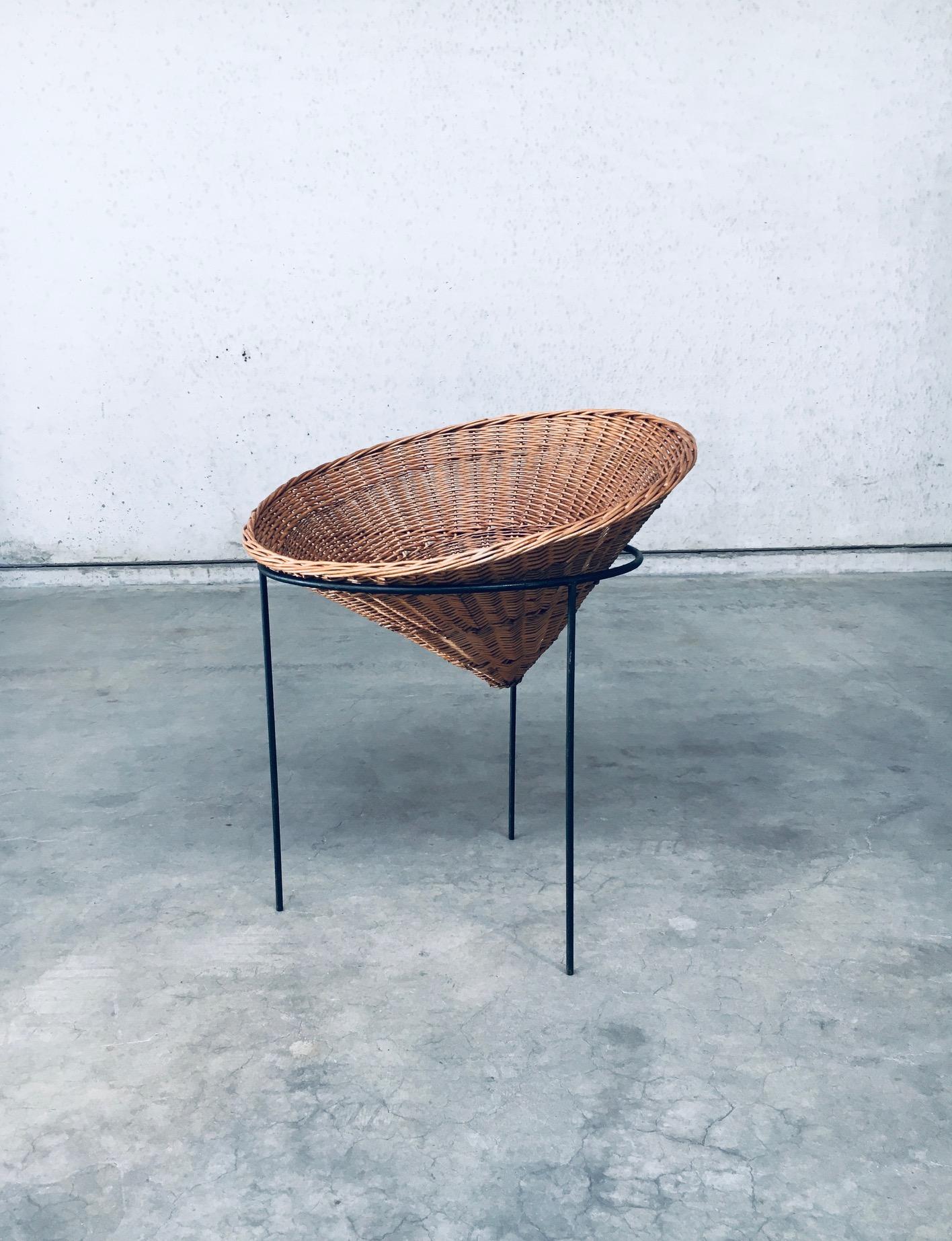 Midcentury Modern Wicker Tripod Baskets, 1960's Netherlands 6