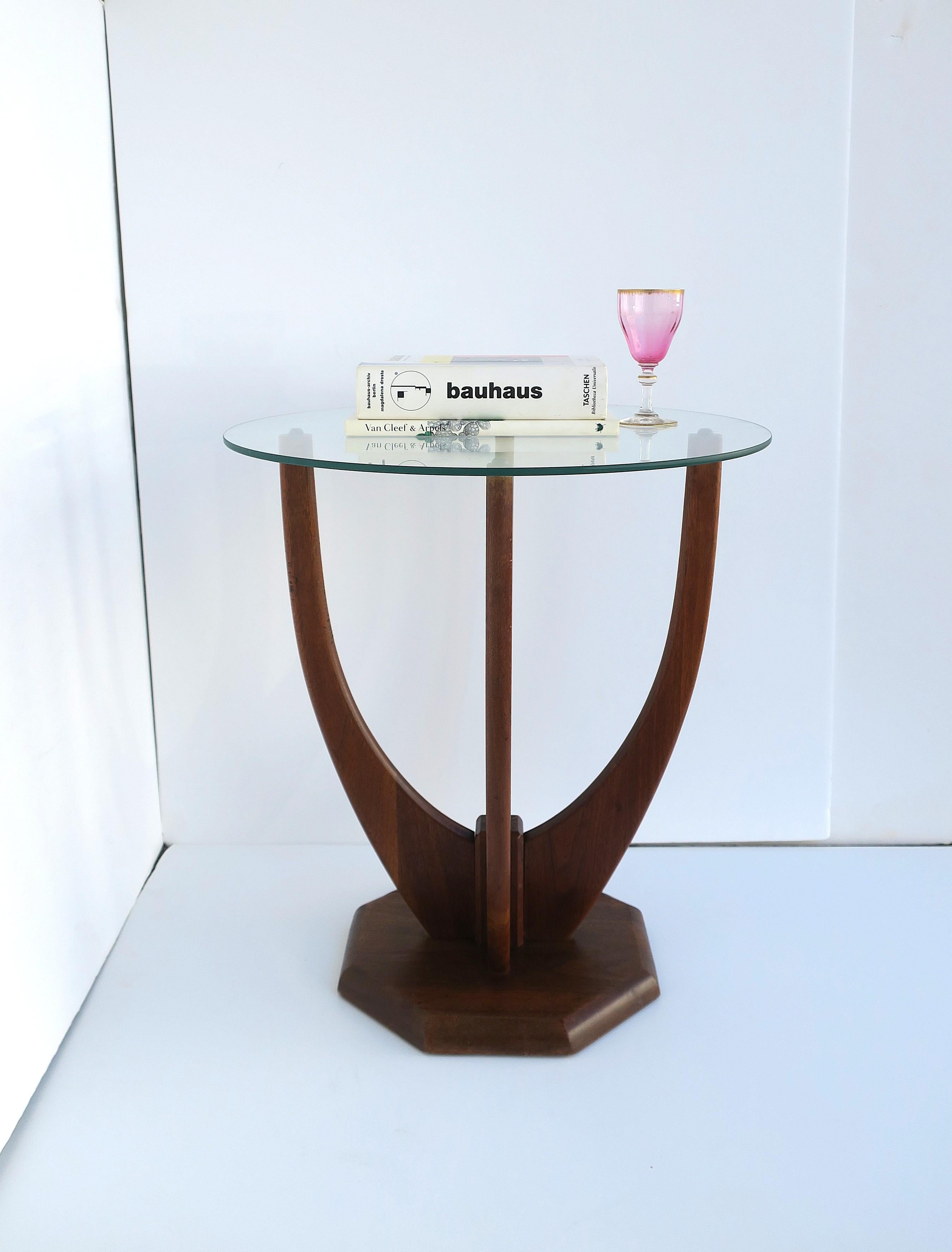 Midcentury Modern Wood and Glass Side Table In Good Condition For Sale In New York, NY