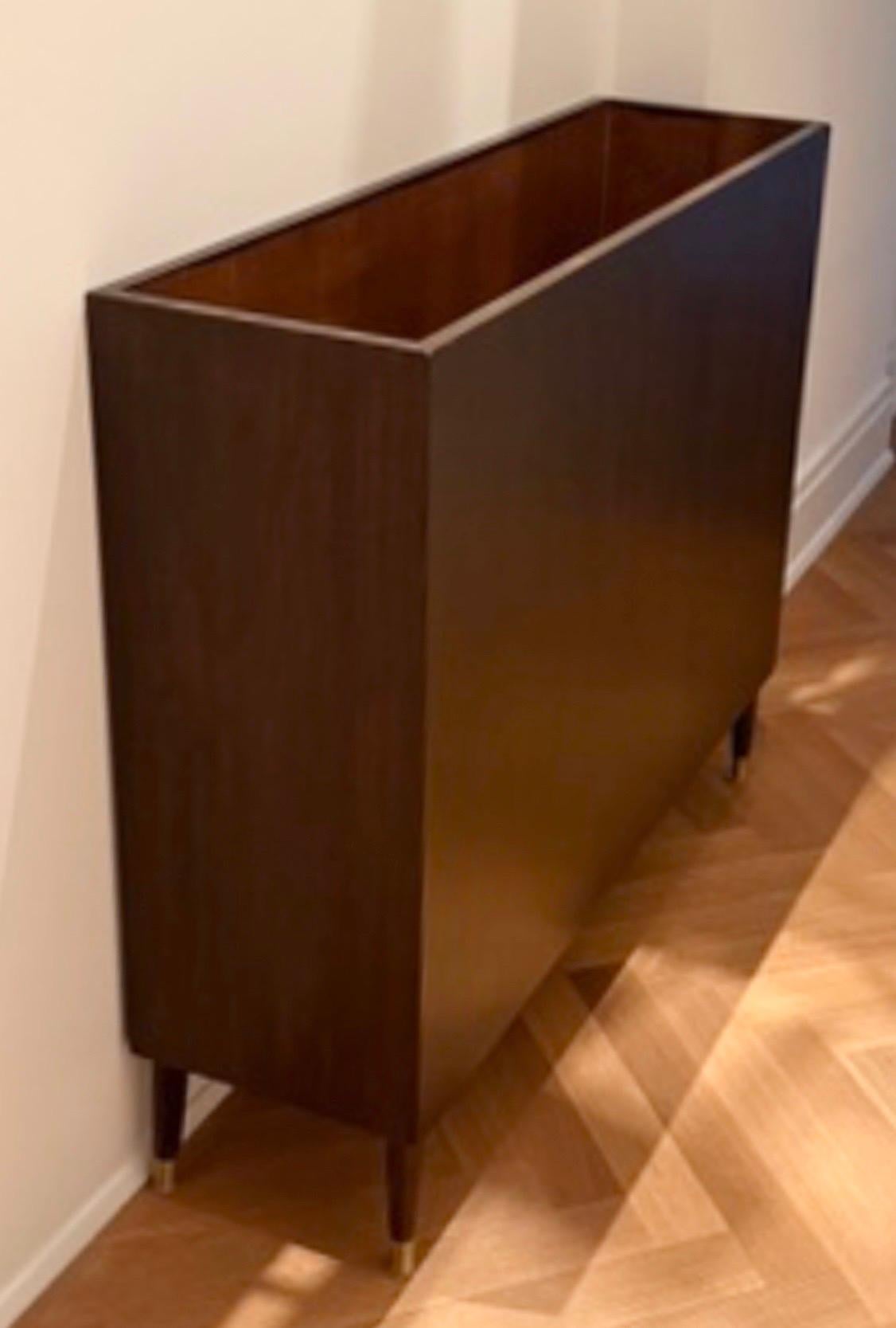 Americano Fioriera in legno e ottone moderna del Medioevo in vendita