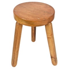 Tabouret tripode en bois français moderne du milieu du siècle dernier d'après Charlotte Perriand, années 1950