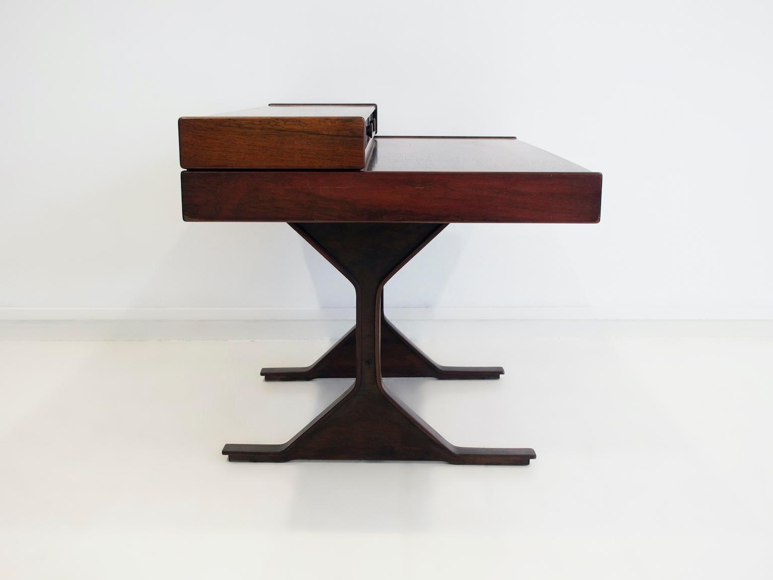 Midcentury Modern Wooden Desk by Gianfranco Frattini for Bernini For Sale 9