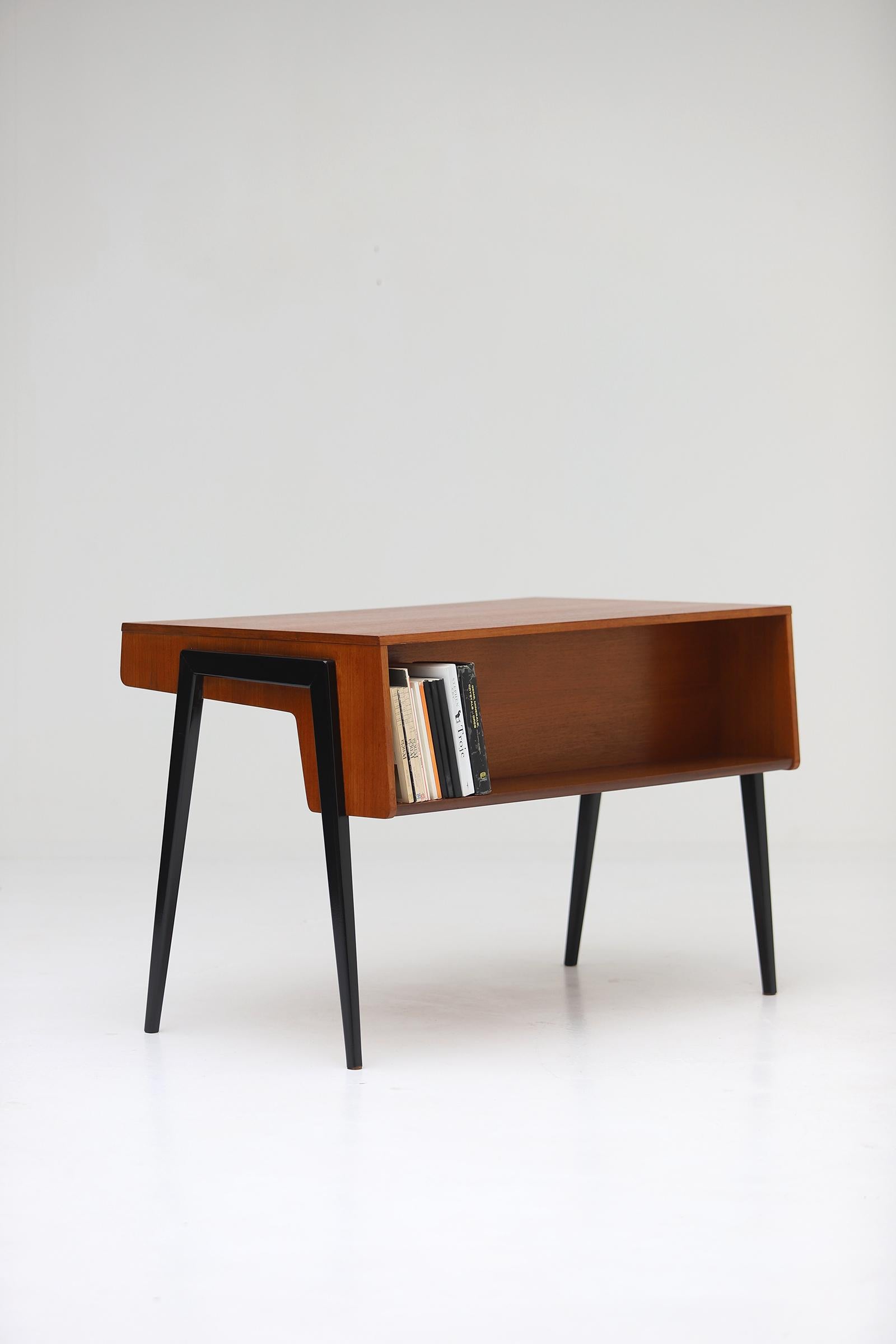 Mid-Century Modern Writing Desk Manufactured by Everest in the 1950s 4