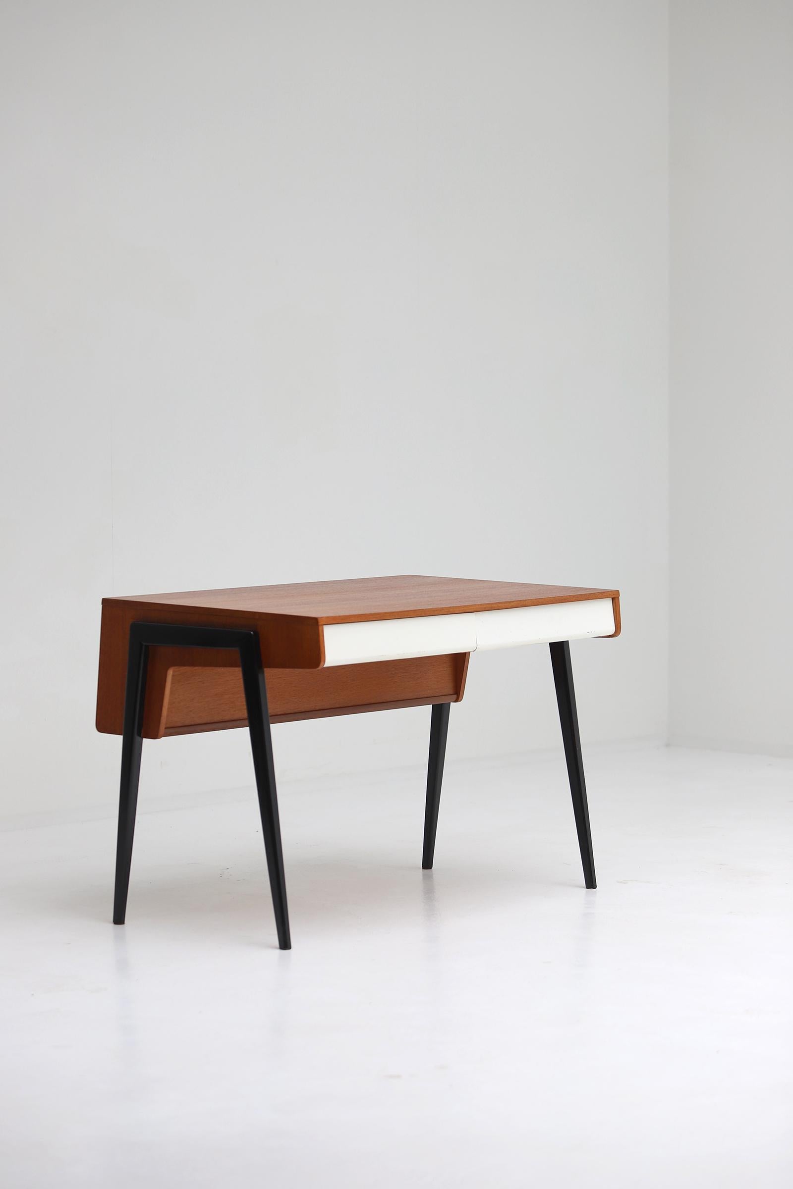 Mid-Century Modern Writing Desk Manufactured by Everest in the 1950s In Good Condition In Antwerpen, Antwerp