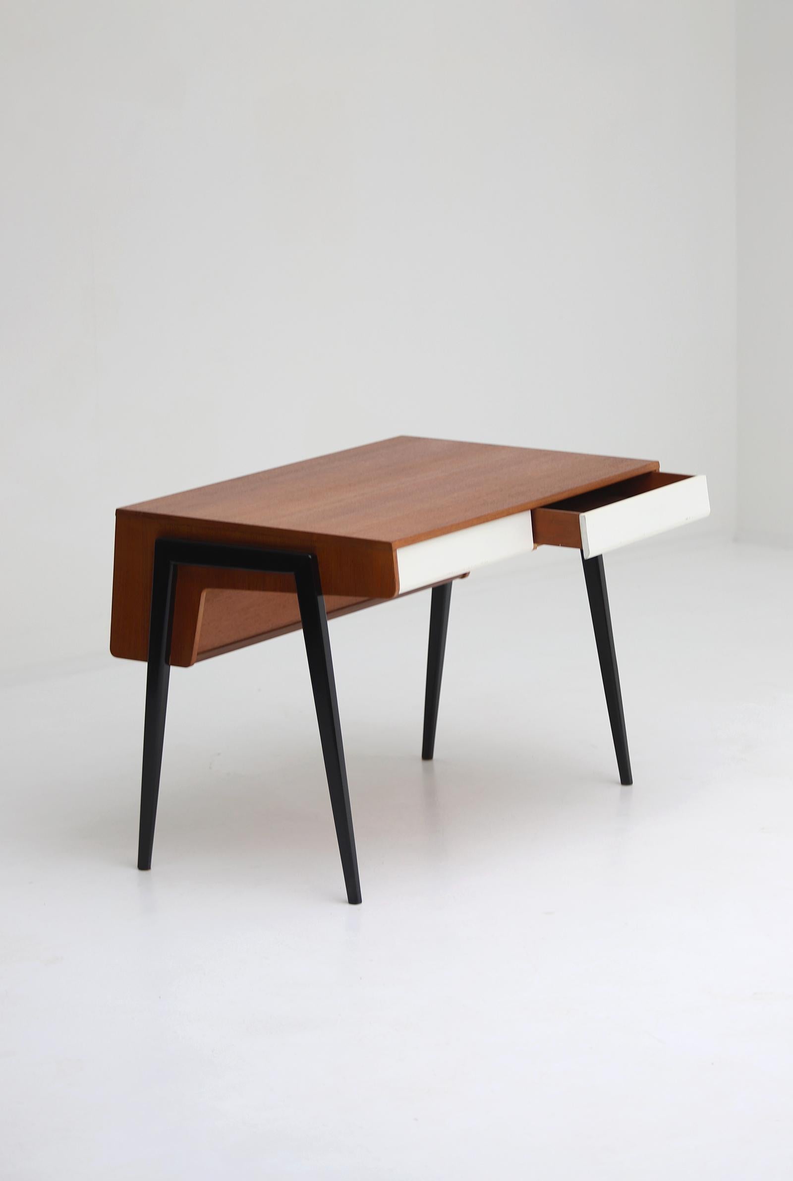 Mid-20th Century Mid-Century Modern Writing Desk Manufactured by Everest in the 1950s