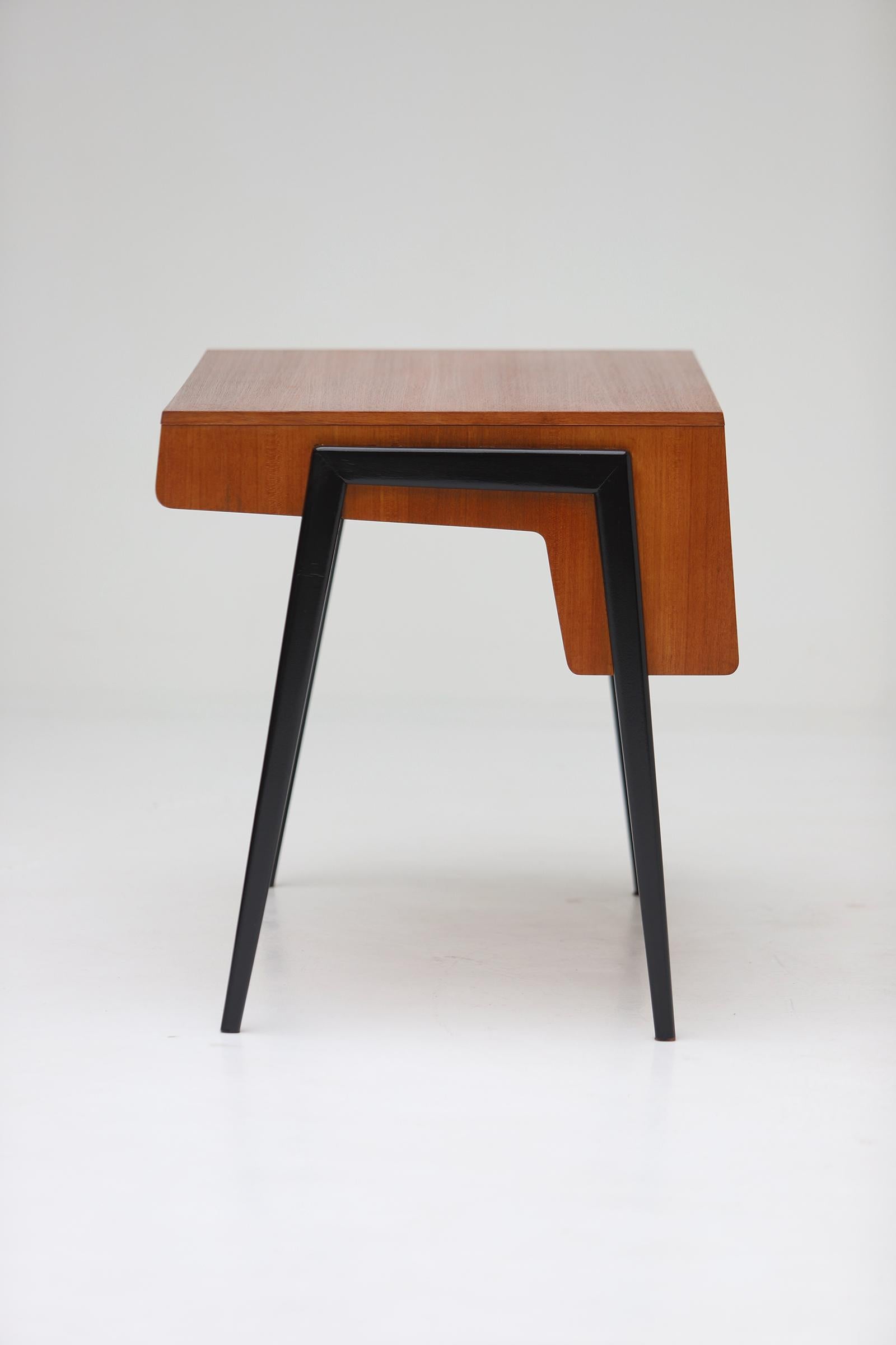 Wood Mid-Century Modern Writing Desk Manufactured by Everest in the 1950s