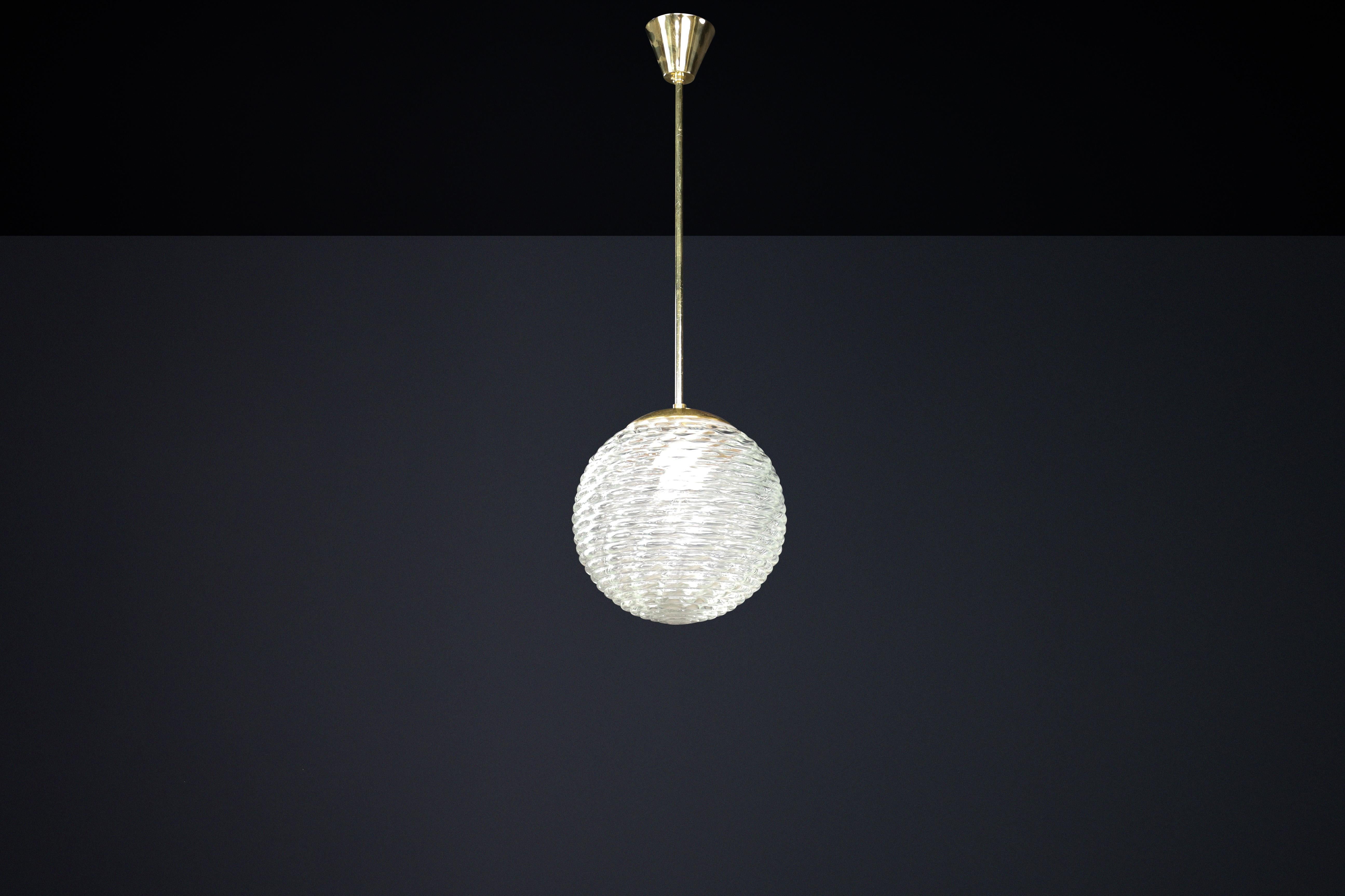 Pendentif en laiton et verre à motifs mi-siècle moderne, Prague, années 1960 en vente 3