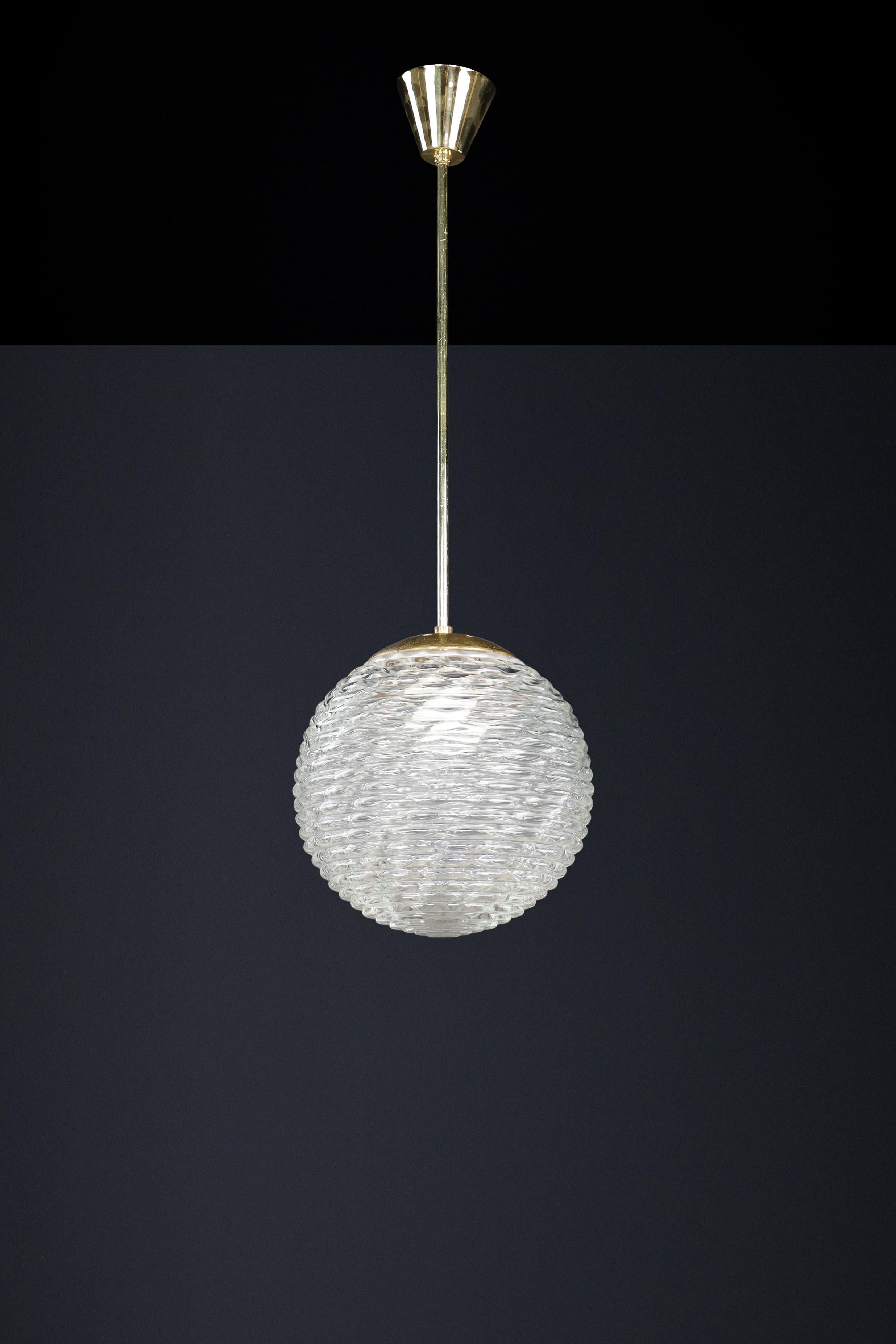 Pendentif en laiton et verre à motifs mi-siècle moderne, Prague, années 1960 en vente 4