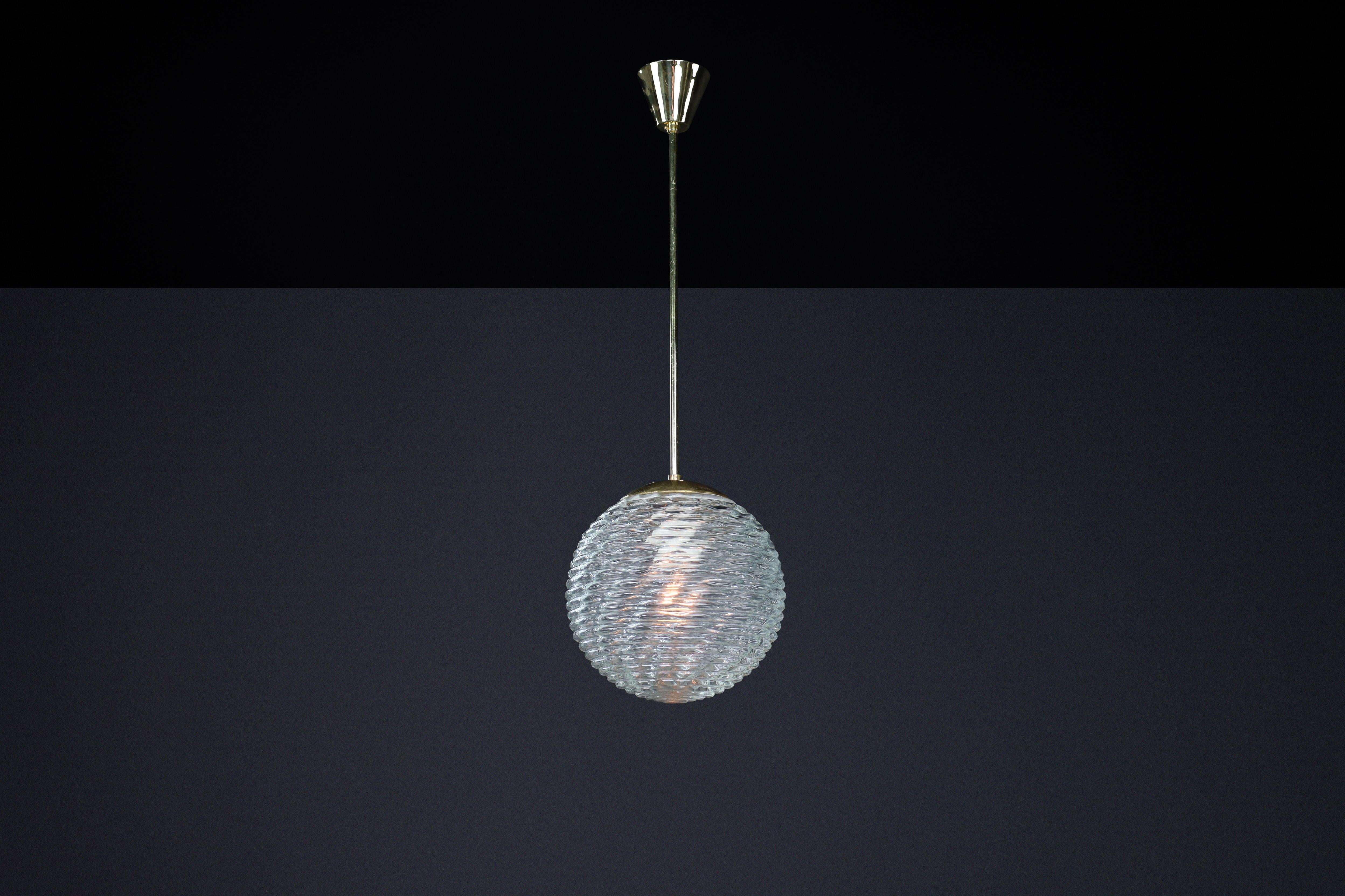 Pendentif en laiton et verre à motifs mi-siècle moderne, Prague, années 1960

Cette suspension du milieu du siècle est une pièce polyvalente qui peut améliorer l'ambiance de n'importe quelle pièce. Son cadre en laiton et son globe en verre d'art,